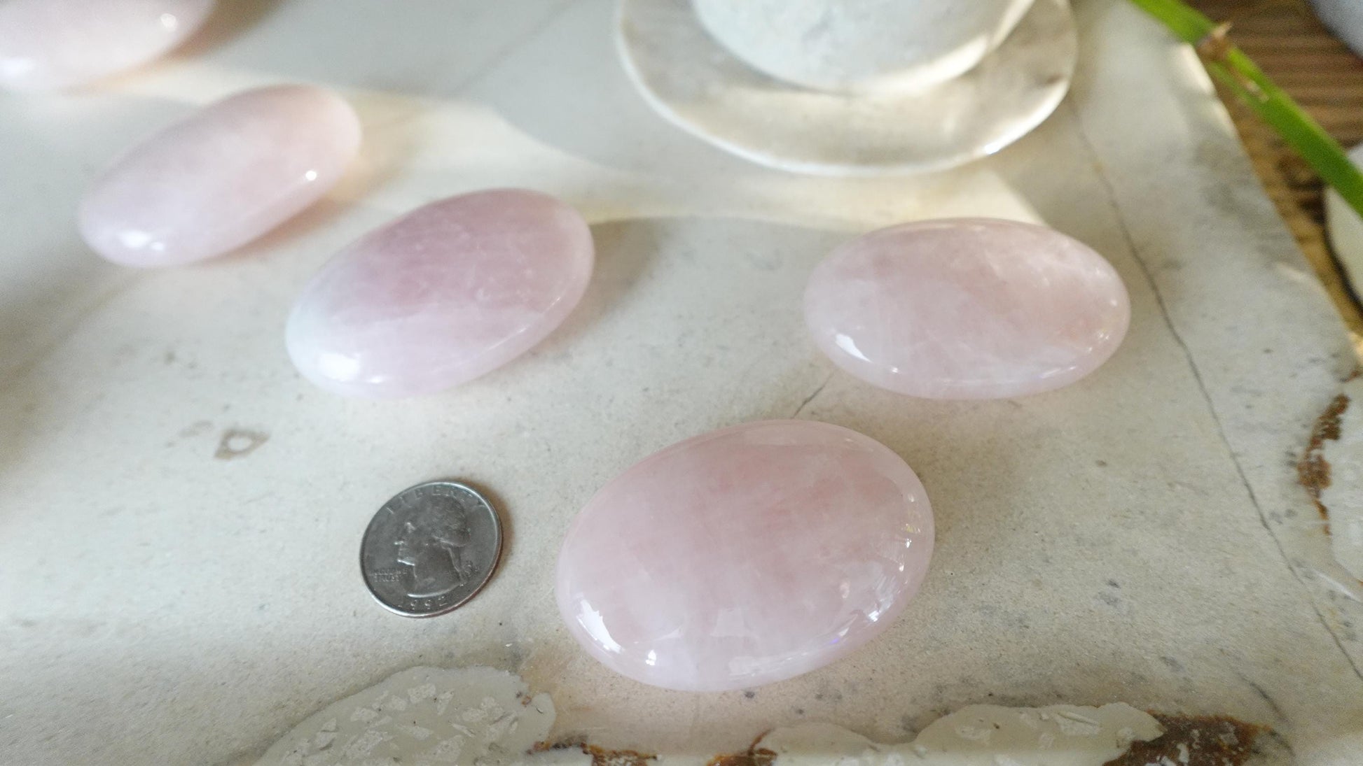 Rose Quartz Palm Stone Smooth Polished Carved Crystal for Distraction Holiday Home Decor Christmas Xmas Gift