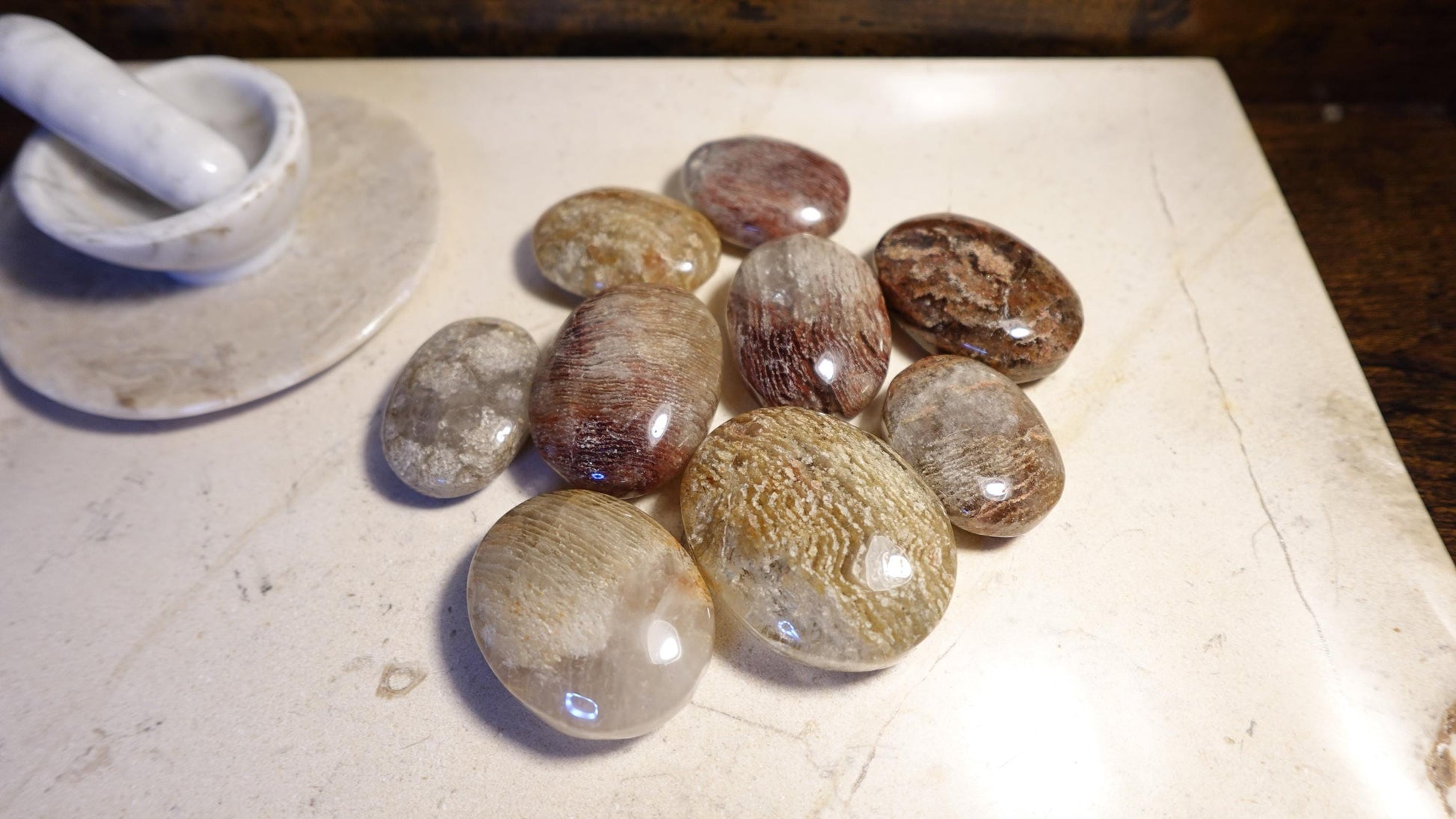 Thousand Layer Lodolite Natural Palm Stone Smooth Polished Carved Crystal Distraction Pocket Worry Anxiety Home Decor Gift Xmas Christmas