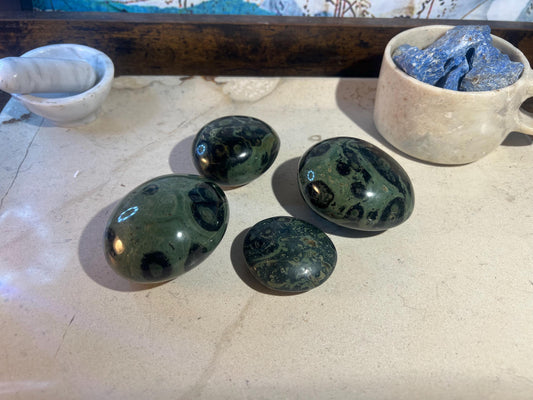 Kambada Jasper Natural Palm Stone Smooth Polished Carved Crystal for Distraction Anxiety Worry Birthday Christmas Gift Home Decor Meditation