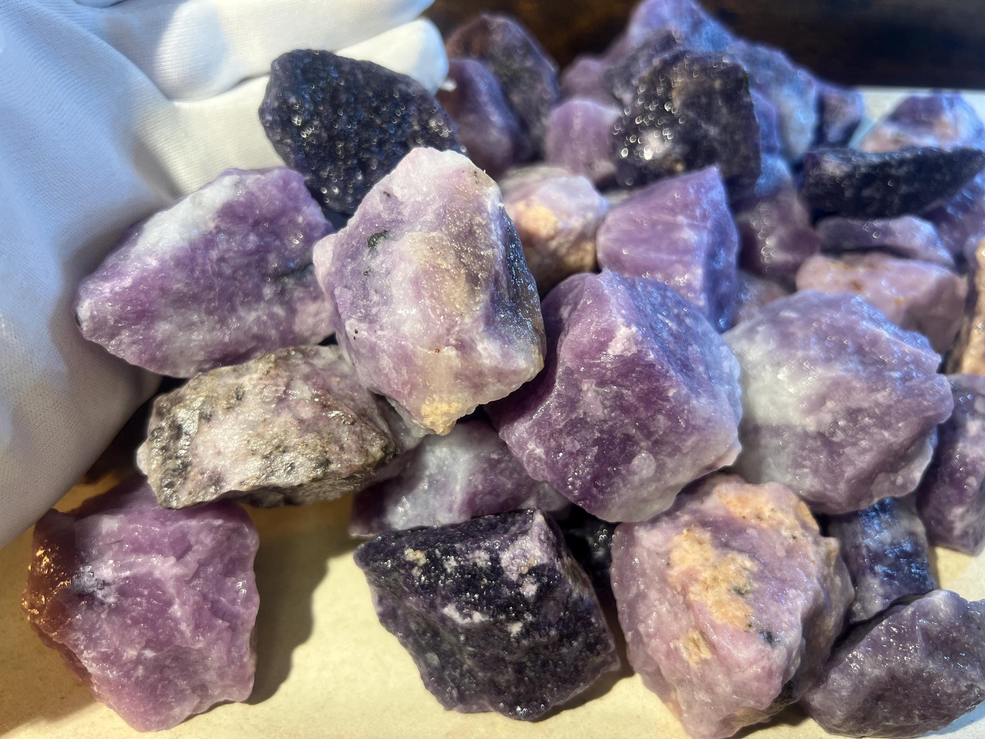 Raw Greenland Lepidolite Carved Crystal for Distraction from Anxiety or Worry Home Decor Holiday Xmas Meditation Birthday Meditation Pocket