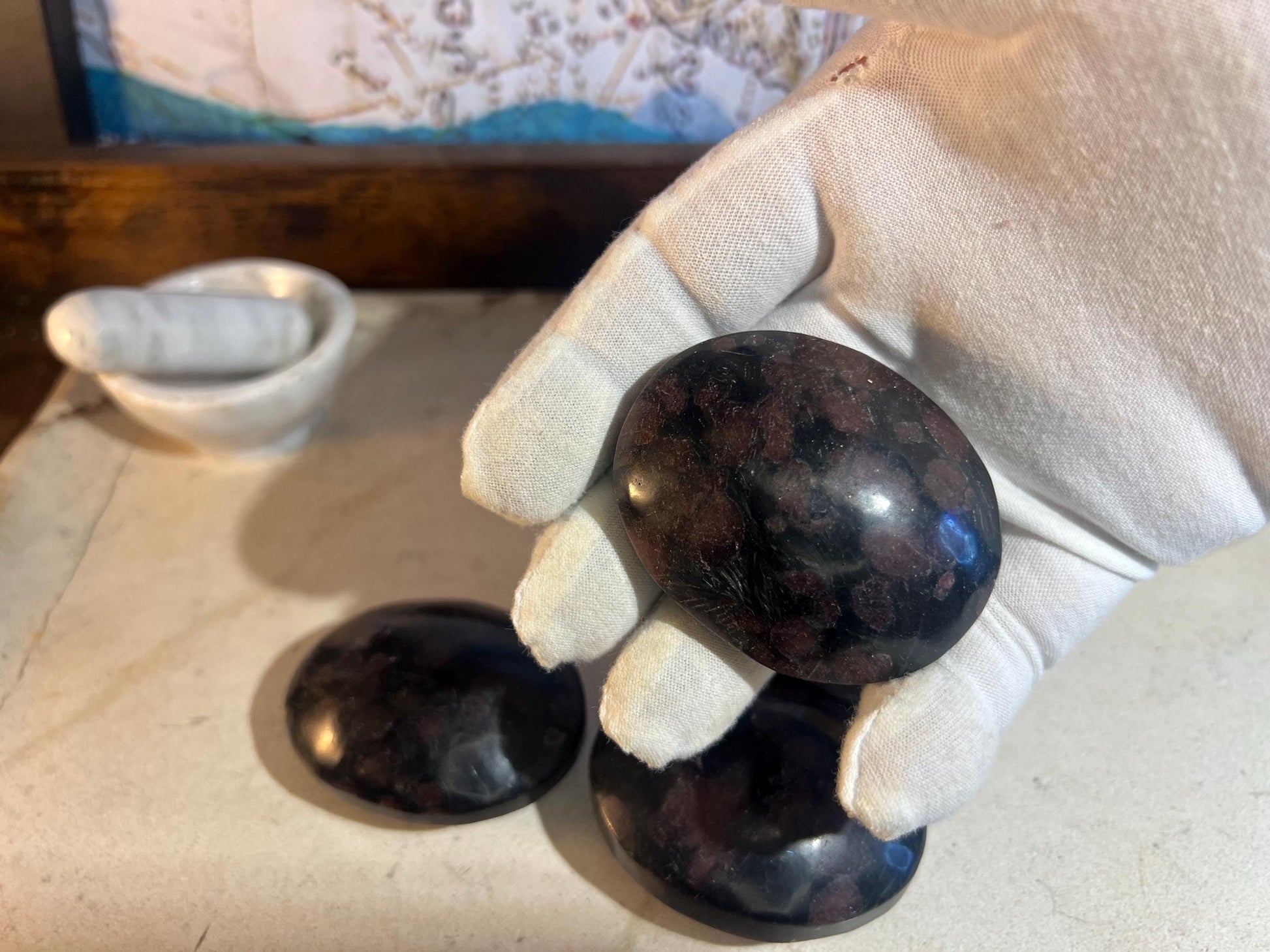 Medium and Large Size Garnet Palm Stones Arts Home Decor Wholesale minerals Project Christmas Home Decor Gift Worry Polished Pocket Anxiety