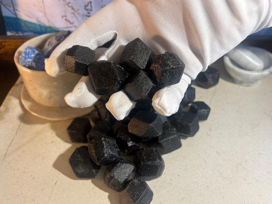 Raw Black Garnet Palm Stones Arts Home Decor Wholesale minerals Project Christmas Xmas Home Decor Gift Crafting Worry Polished Pocket