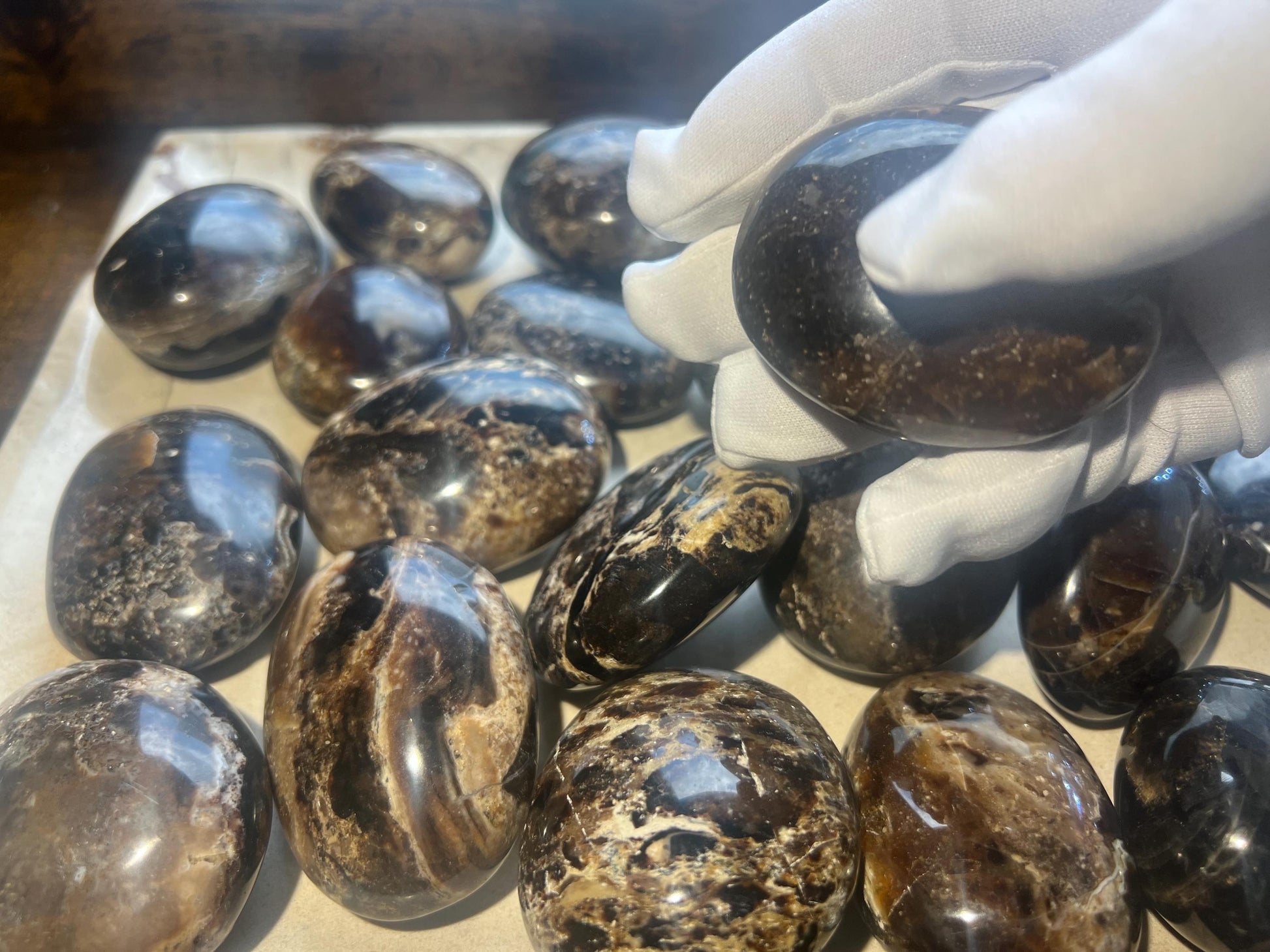 Black Opal Palm Stone Smooth Polished Carved Crystal for Distraction Anxiety Worry Stress Relief Home Decor Xmas Meditation