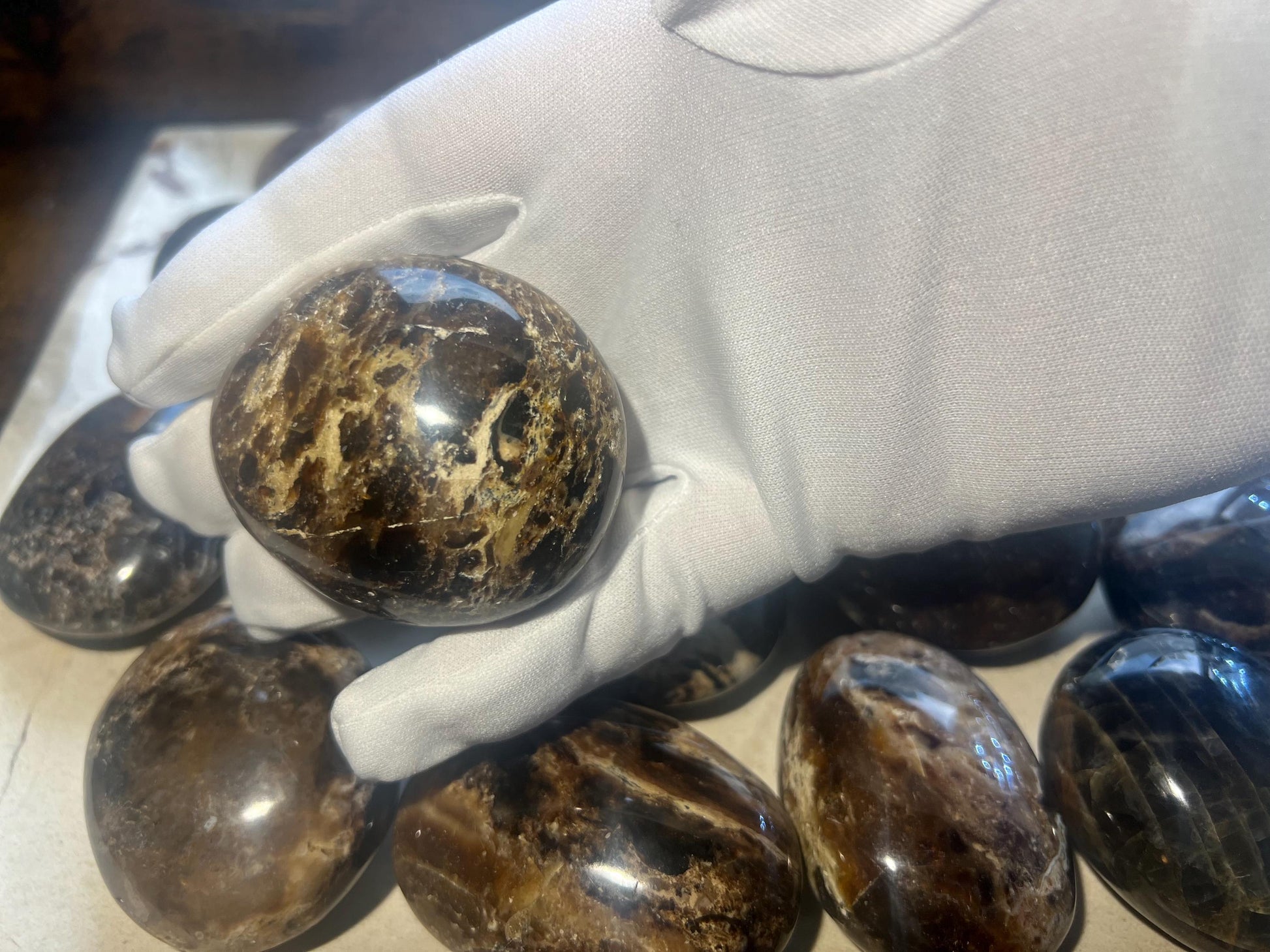Black Opal Palm Stone Smooth Polished Carved Crystal for Distraction Anxiety Worry Stress Relief Home Decor Xmas Meditation