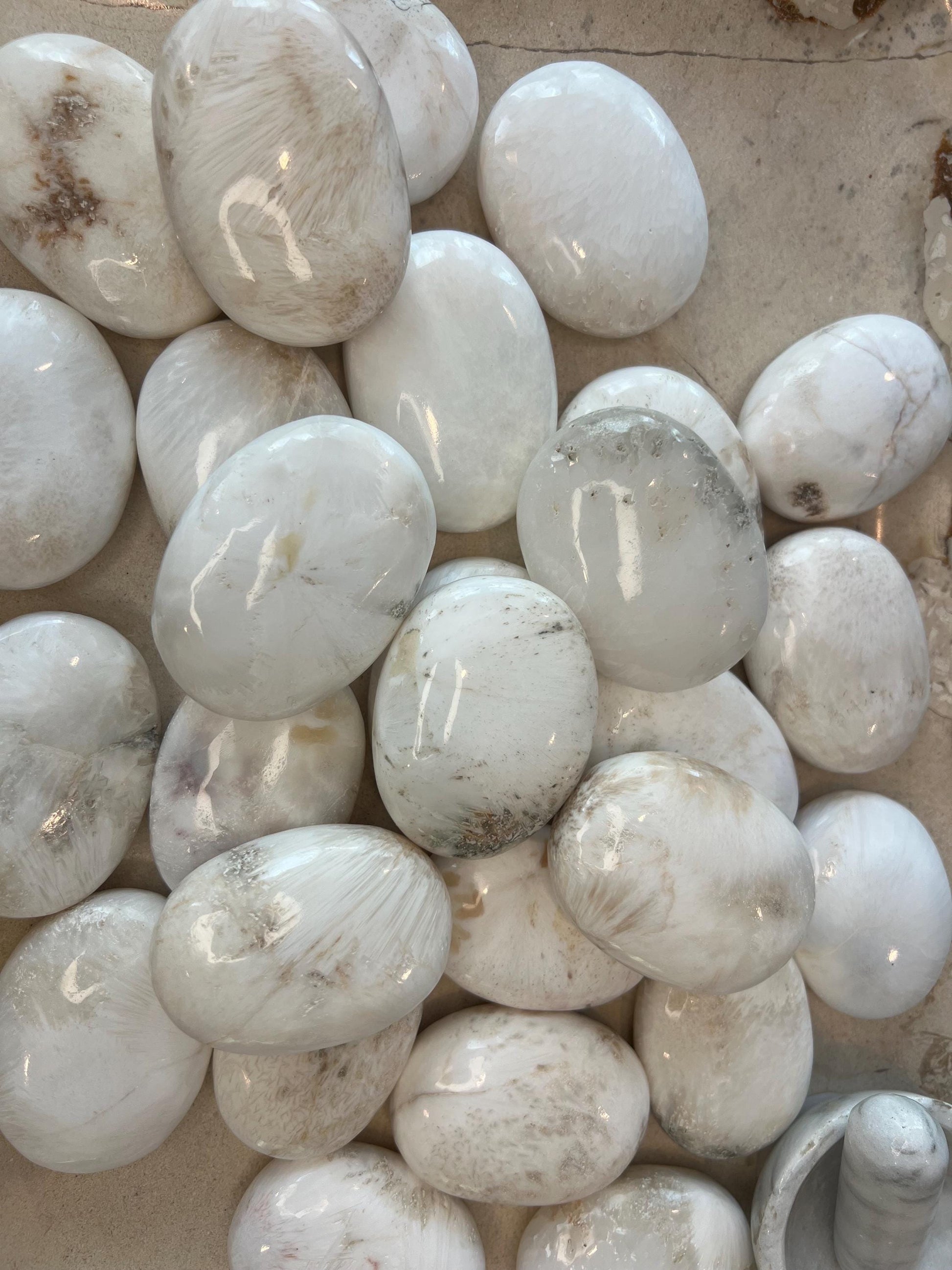 Greenland Scolecite Natural Palm Stone Smooth Polished Carved Crystal for Distraction Stress Christmas Xmas Home Decor Worry Anxiety