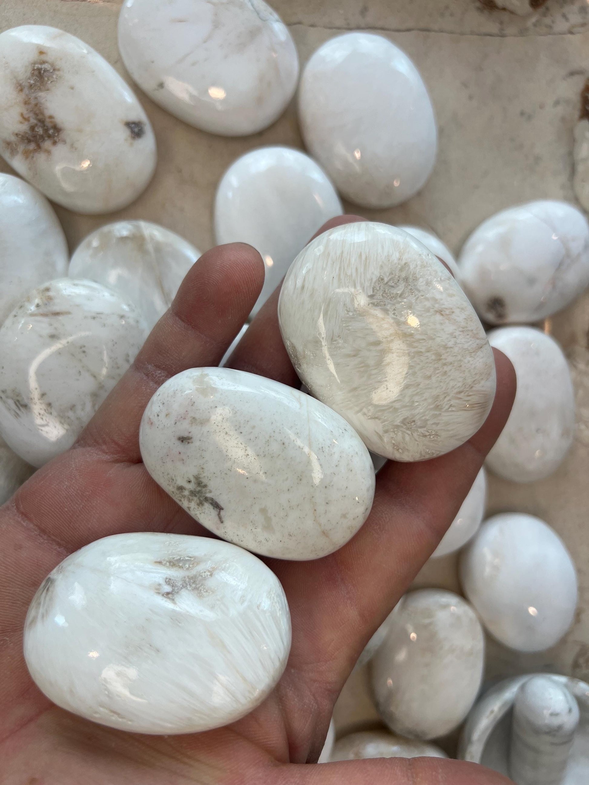 Greenland Scolecite Natural Palm Stone Smooth Polished Carved Crystal for Distraction Stress Christmas Xmas Home Decor Worry Anxiety