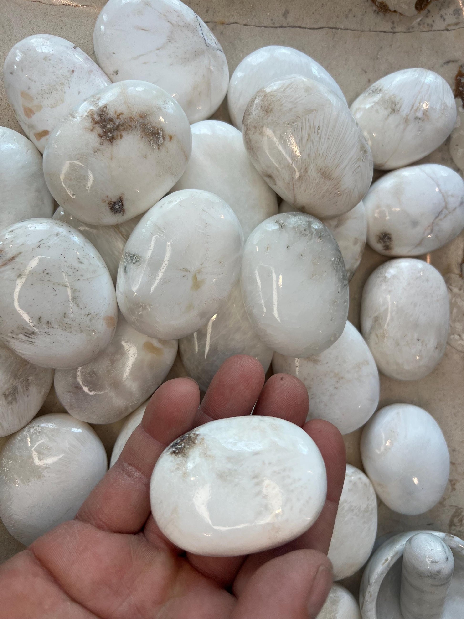 Greenland Scolecite Natural Palm Stone Smooth Polished Carved Crystal for Distraction Stress Christmas Xmas Home Decor Worry Anxiety
