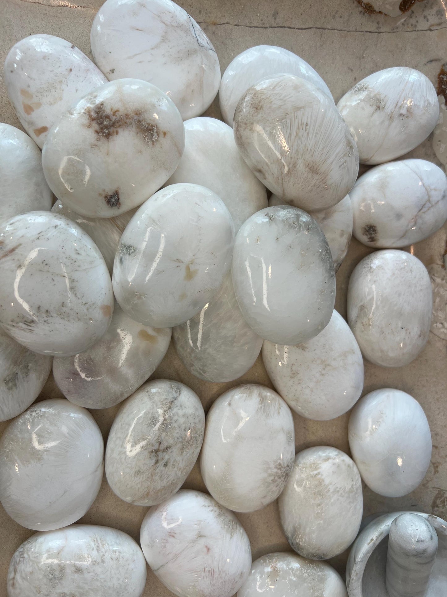 Greenland Scolecite Natural Palm Stone Smooth Polished Carved Crystal for Distraction Stress Christmas Xmas Home Decor Worry Anxiety