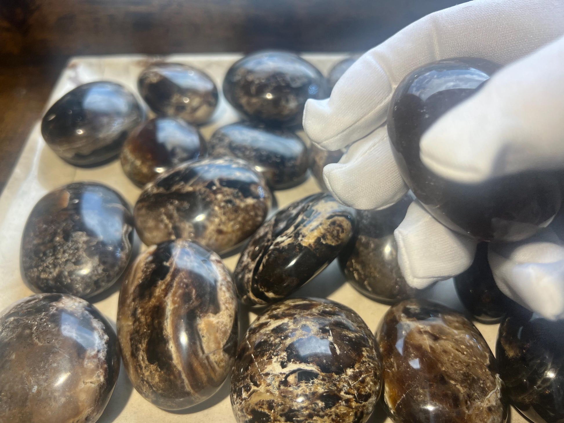 Black Opal Palm Stone Smooth Polished Carved Crystal for Distraction Anxiety Worry Stress Relief Home Decor Xmas Meditation