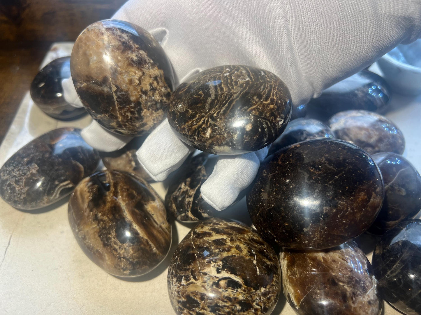 Black Opal Palm Stone Smooth Polished Carved Crystal for Distraction Anxiety Worry Stress Relief Home Decor Xmas Meditation