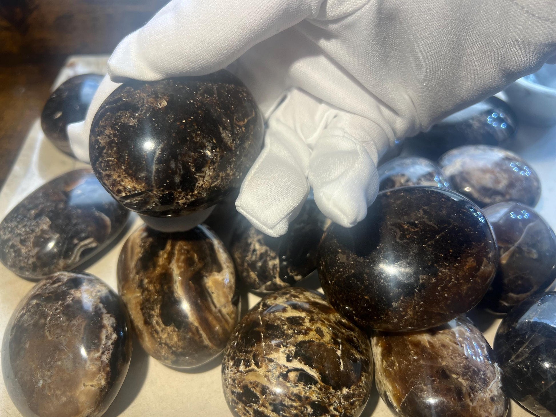 Black Opal Palm Stone Smooth Polished Carved Crystal for Distraction Anxiety Worry Stress Relief Home Decor Xmas Meditation