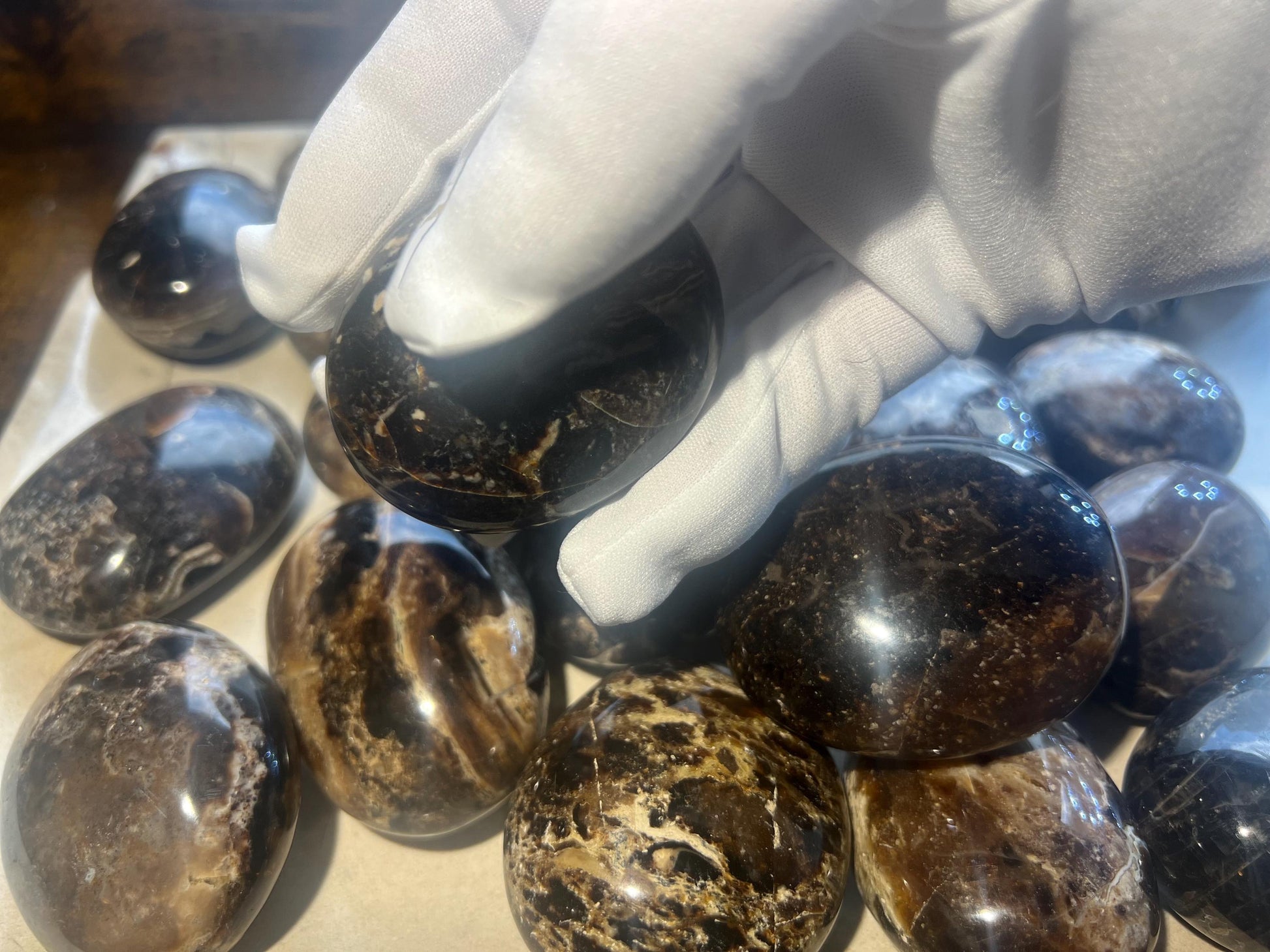 Black Opal Palm Stone Smooth Polished Carved Crystal for Distraction Anxiety Worry Stress Relief Home Decor Xmas Meditation
