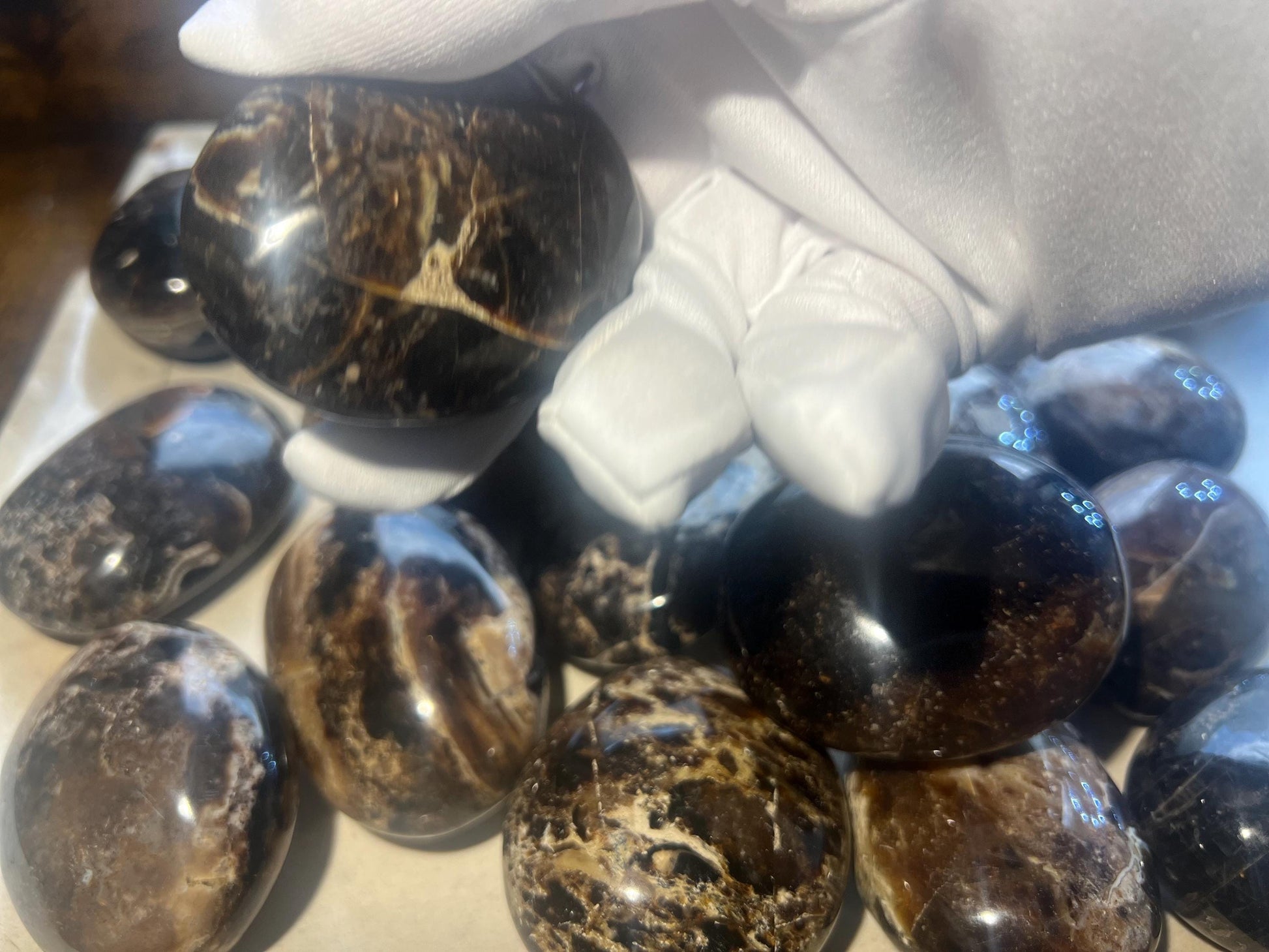 Black Opal Palm Stone Smooth Polished Carved Crystal for Distraction Anxiety Worry Stress Relief Home Decor Xmas Meditation