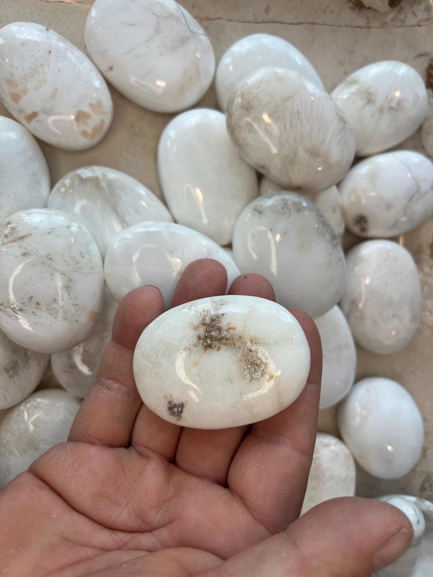 Greenland Scolecite Natural Palm Stone Smooth Polished Carved Crystal for Distraction Stress Christmas Xmas Home Decor Worry Anxiety