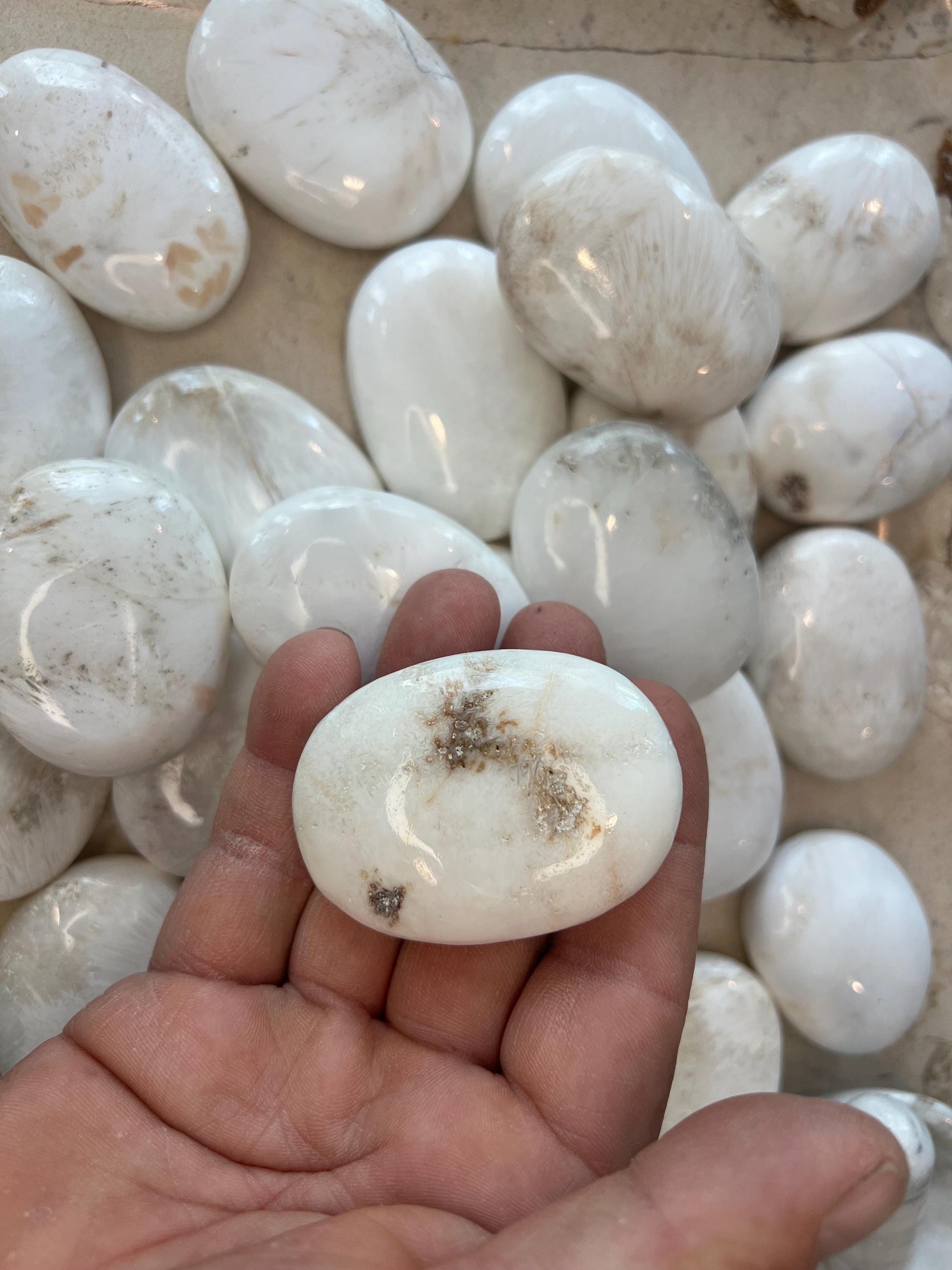 Greenland Scolecite Natural Palm Stone Smooth Polished Carved Crystal for Distraction Stress Christmas Xmas Home Decor Worry Anxiety