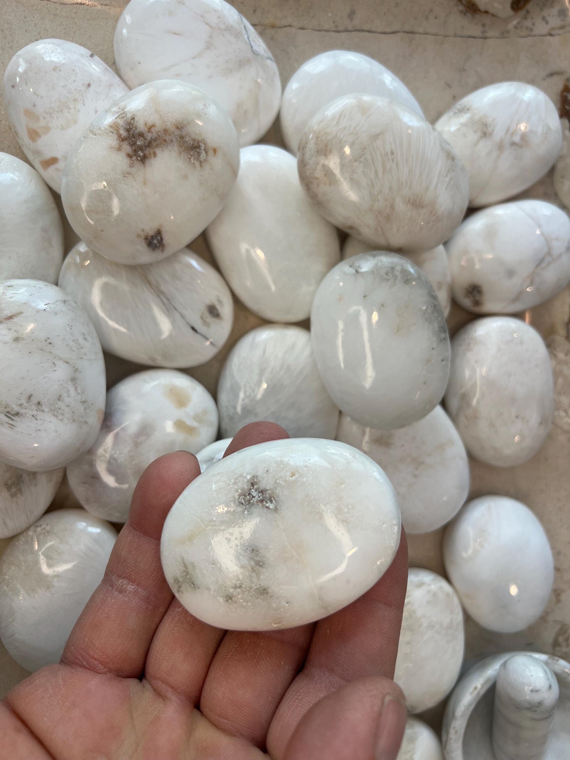Greenland Scolecite Natural Palm Stone Smooth Polished Carved Crystal for Distraction Stress Christmas Xmas Home Decor Worry Anxiety