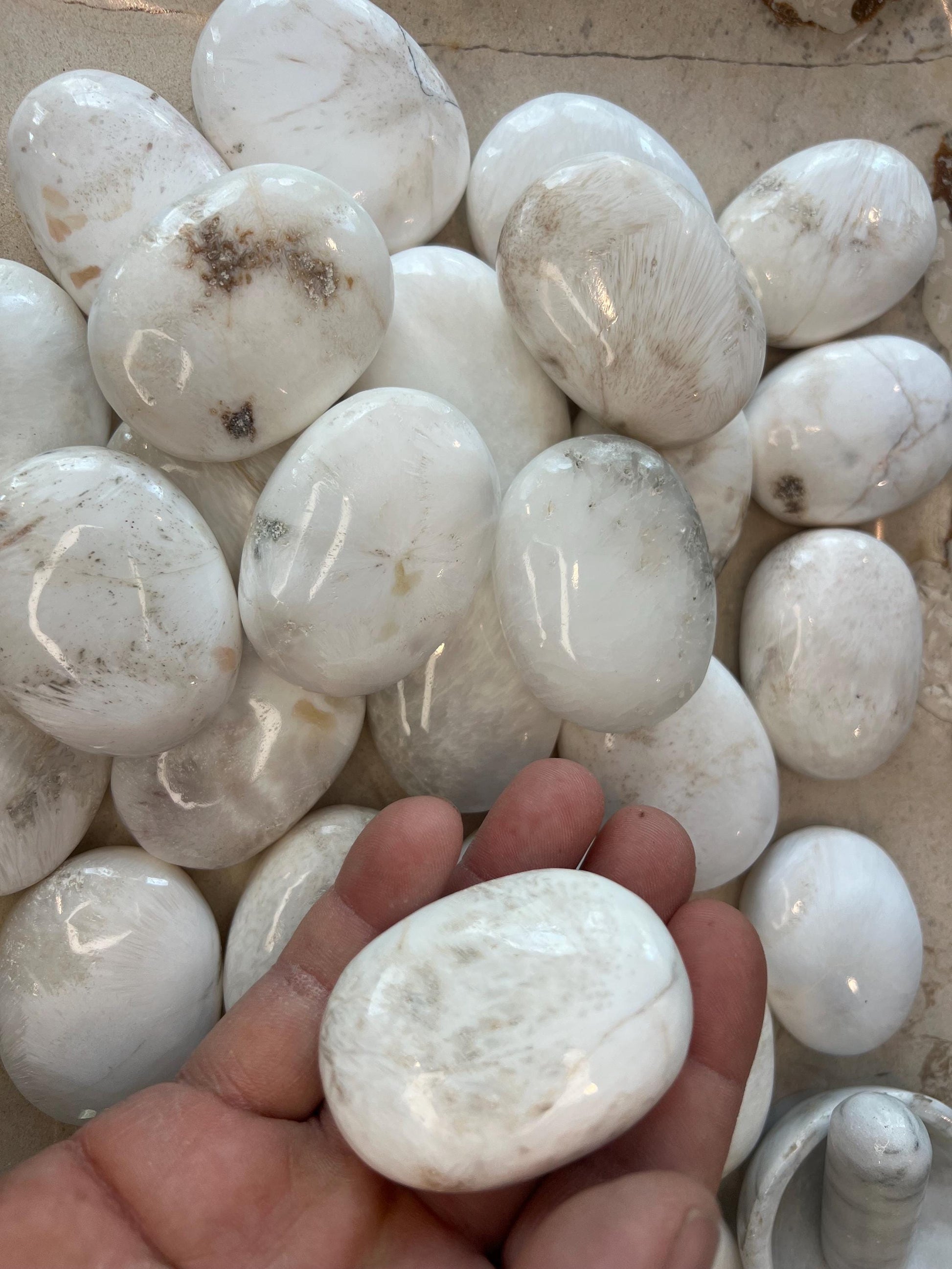 Greenland Scolecite Natural Palm Stone Smooth Polished Carved Crystal for Distraction Stress Christmas Xmas Home Decor Worry Anxiety