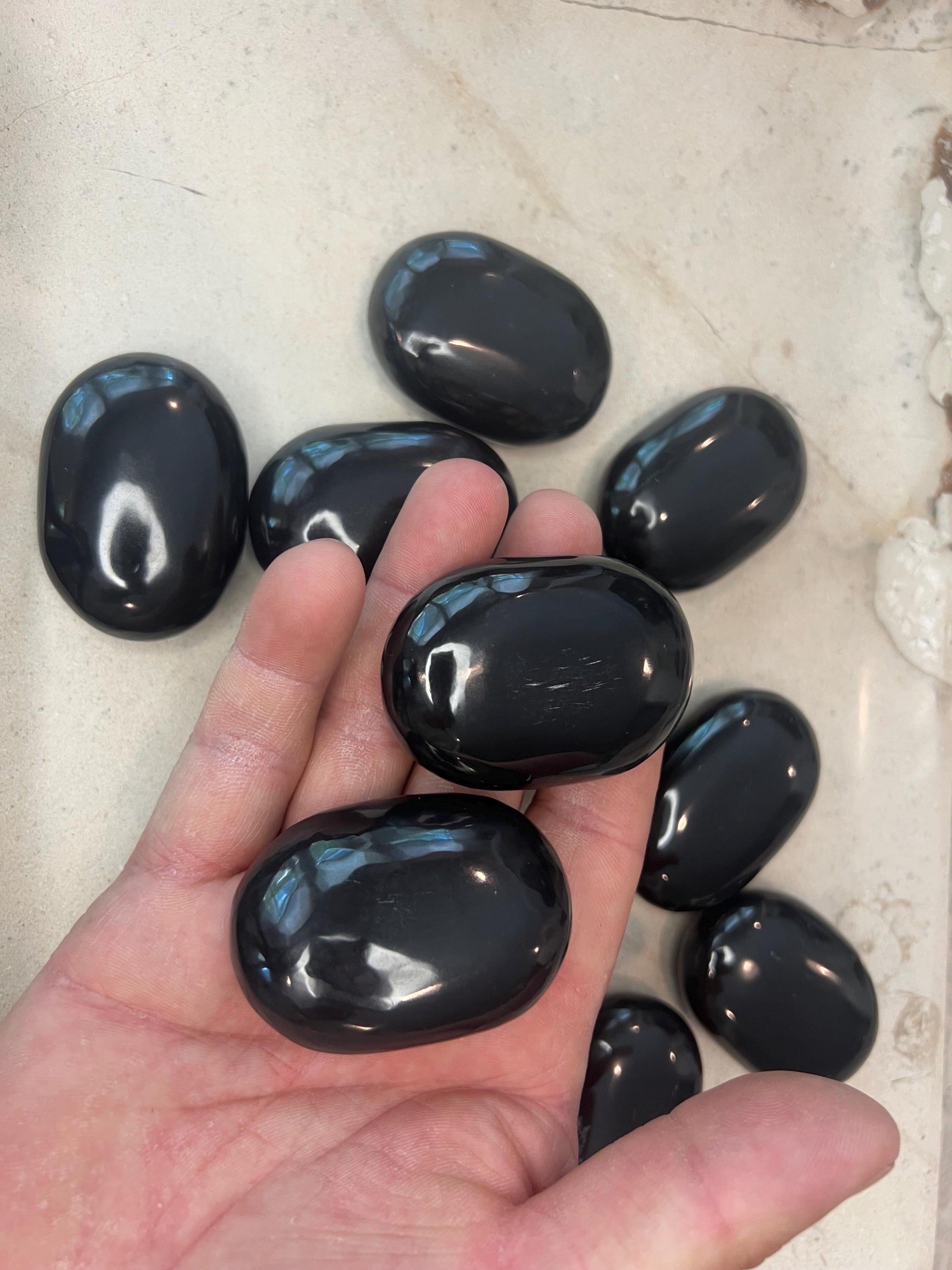 Indian Black Agate Natural Palm Stone Smooth Polished Carved Crystal for Christmas Decor Gift Home Decor Worry Anxiety Birthday Xmas Gift