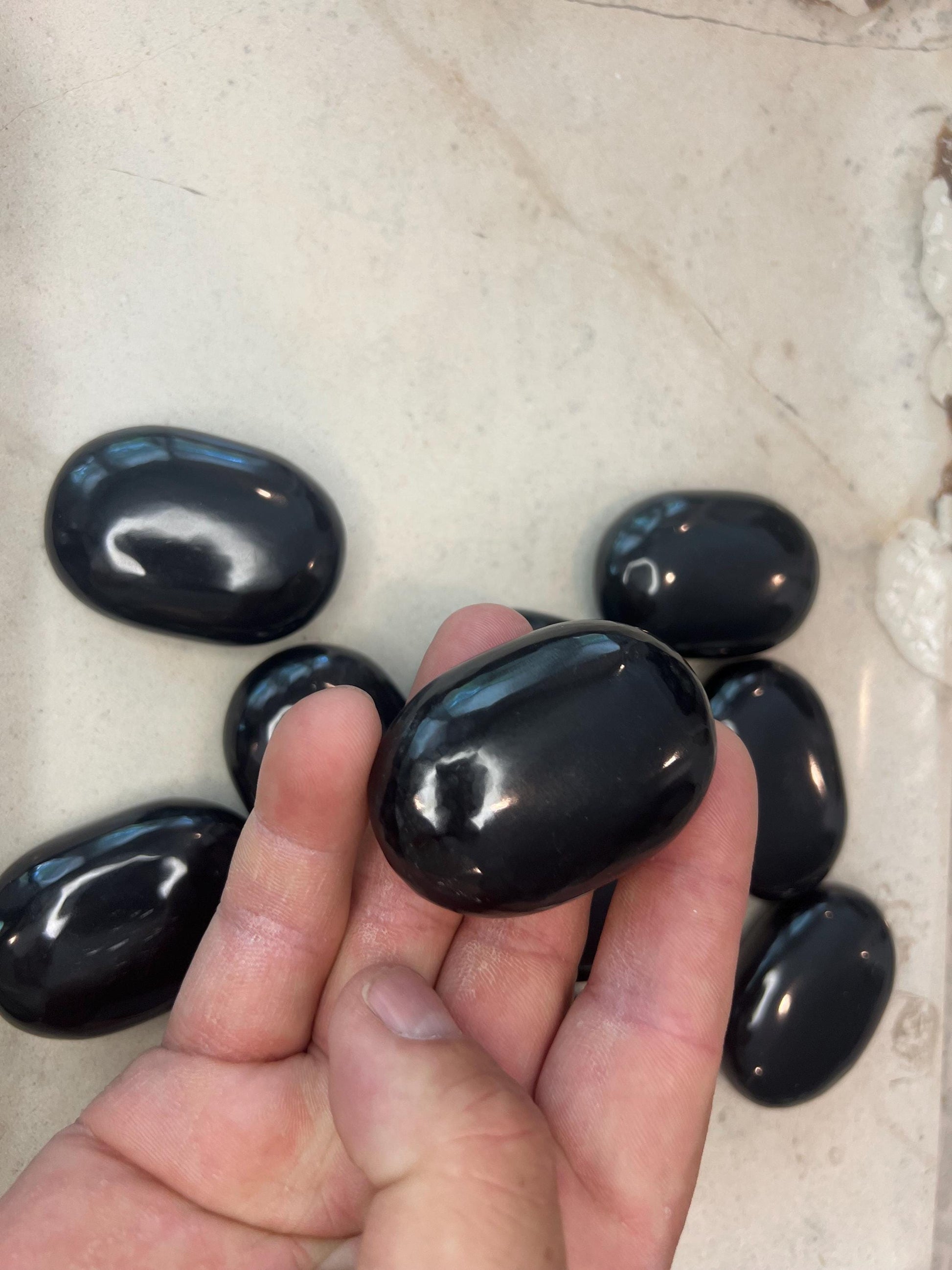 Indian Black Agate Natural Palm Stone Smooth Polished Carved Crystal for Christmas Decor Gift Home Decor Worry Anxiety Birthday Xmas Gift