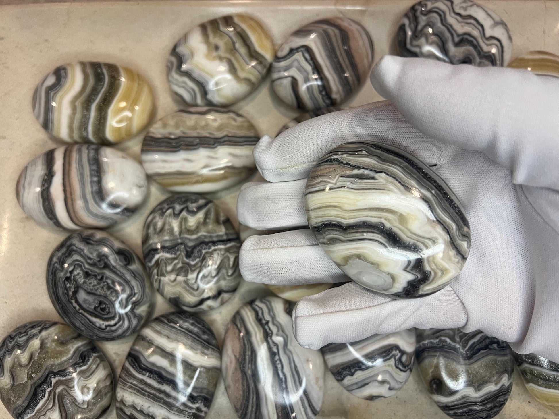 Indian Zebra Calcite Palm Stone Smooth Polished Carved Crystal for Distraction Christmas Xmas Gift Birthday Meditation Collection Anxiety
