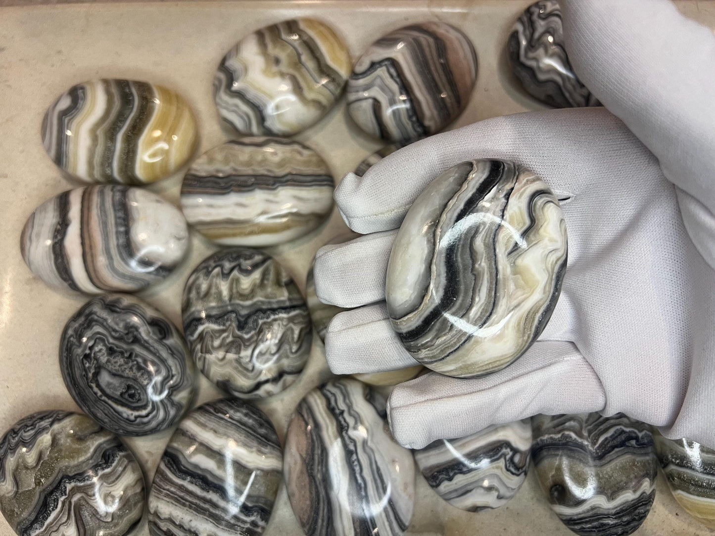 Indian Zebra Calcite Palm Stone Smooth Polished Carved Crystal for Distraction Christmas Xmas Gift Birthday Meditation Collection Anxiety