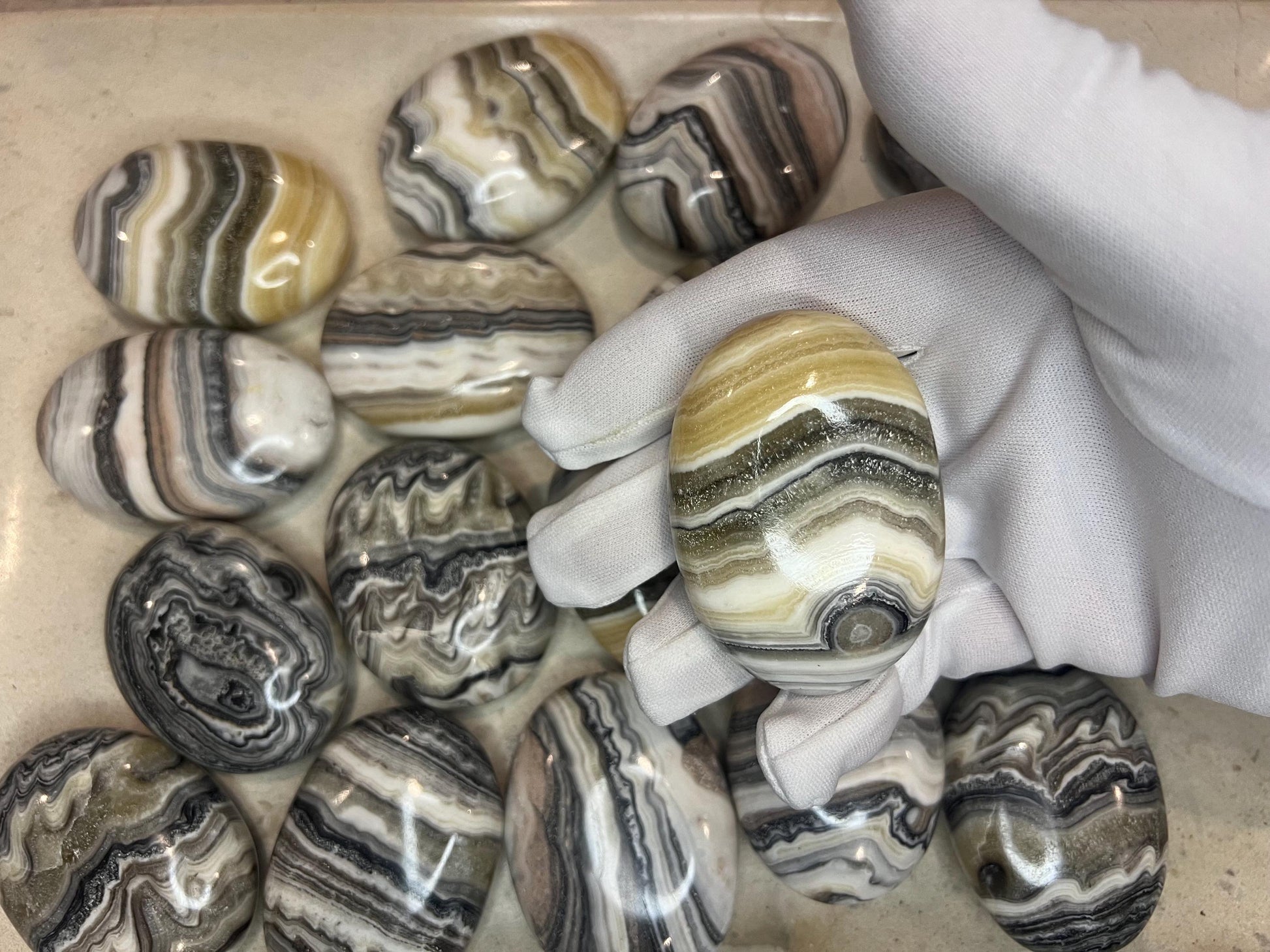 Indian Zebra Calcite Palm Stone Smooth Polished Carved Crystal for Distraction Christmas Xmas Gift Birthday Meditation Collection Anxiety