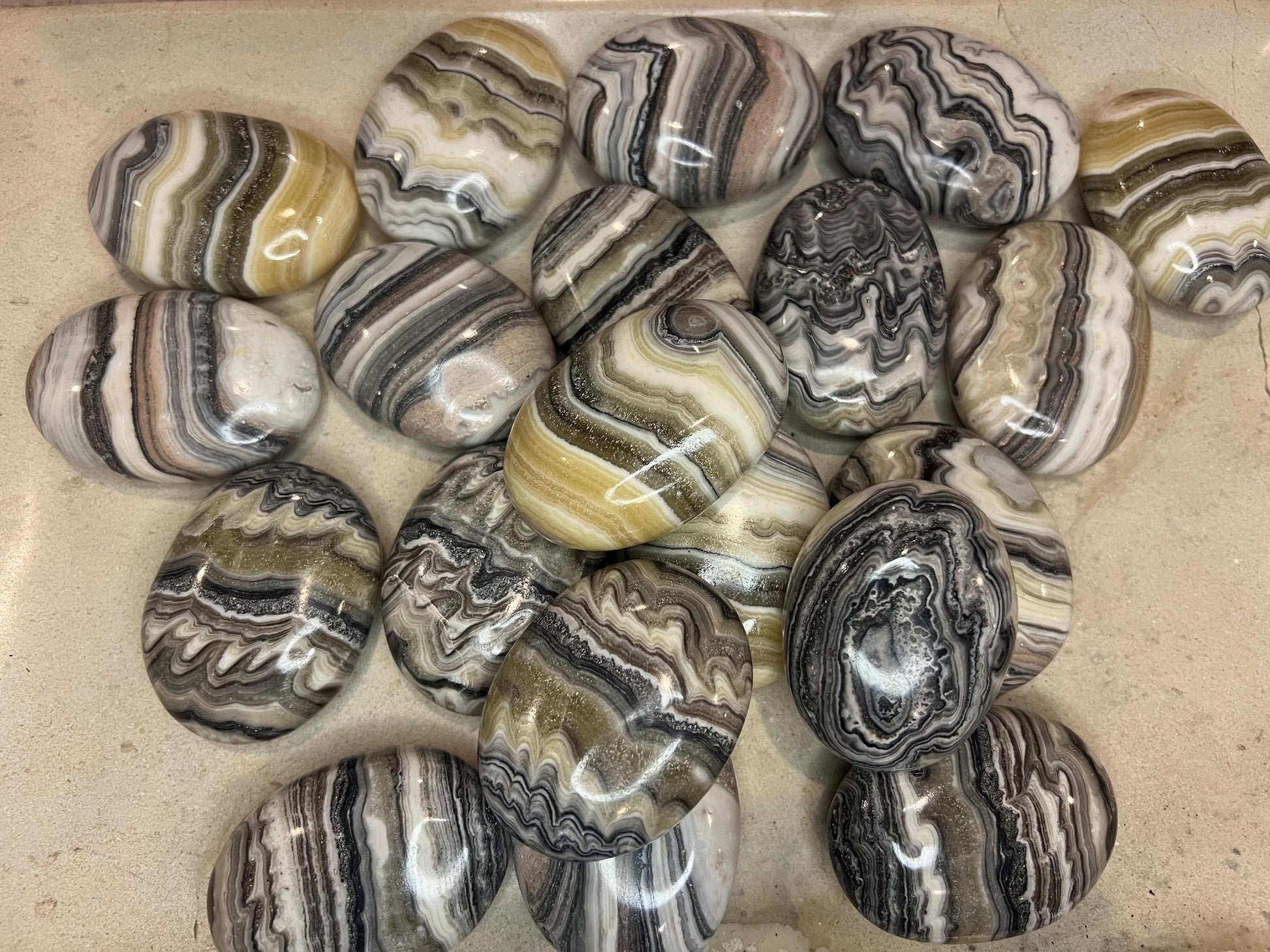 Indian Zebra Calcite Palm Stone Smooth Polished Carved Crystal for Distraction Christmas Xmas Gift Birthday Meditation Collection Anxiety
