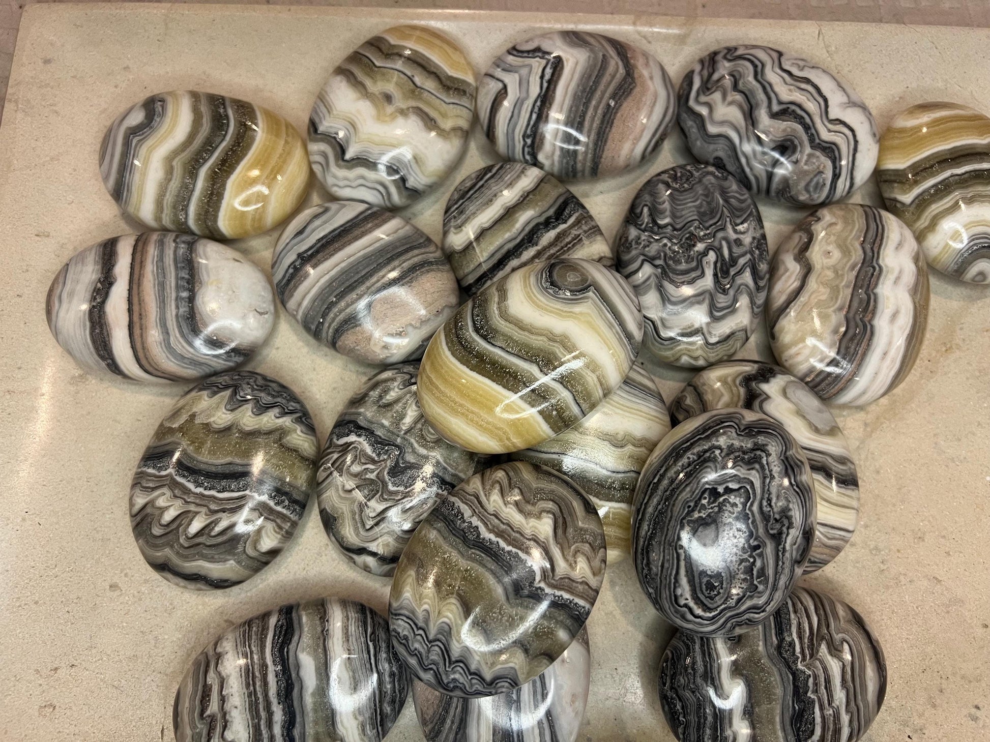 Indian Zebra Calcite Palm Stone Smooth Polished Carved Crystal for Distraction Christmas Xmas Gift Birthday Meditation Collection Anxiety