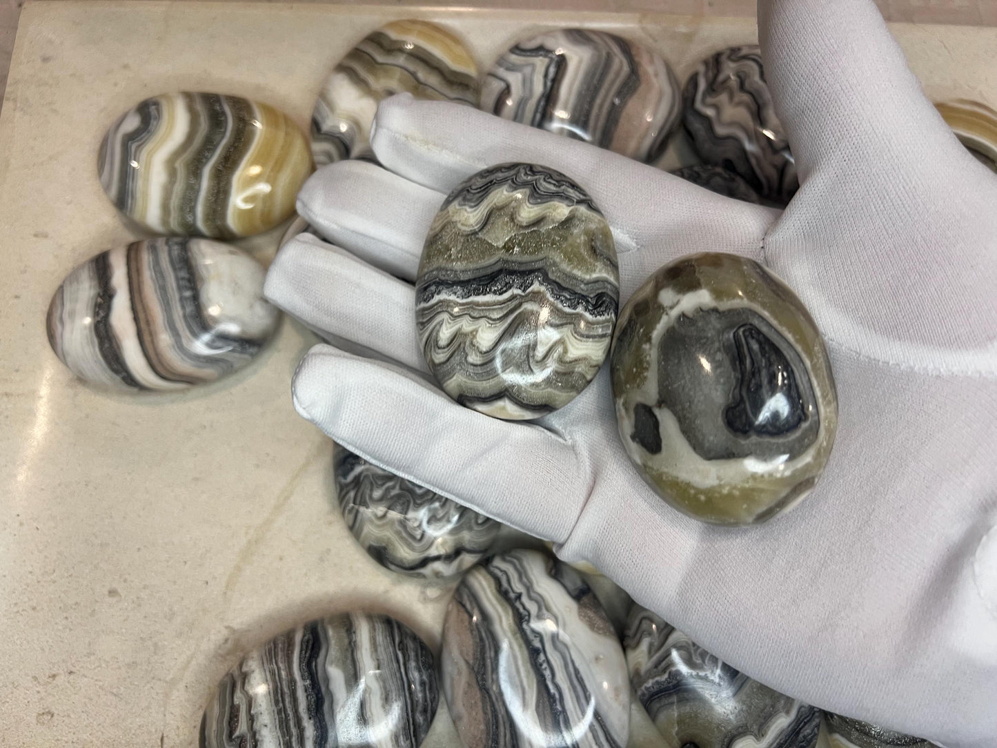 Indian Zebra Calcite Palm Stone Smooth Polished Carved Crystal for Distraction Christmas Xmas Gift Birthday Meditation Collection Anxiety