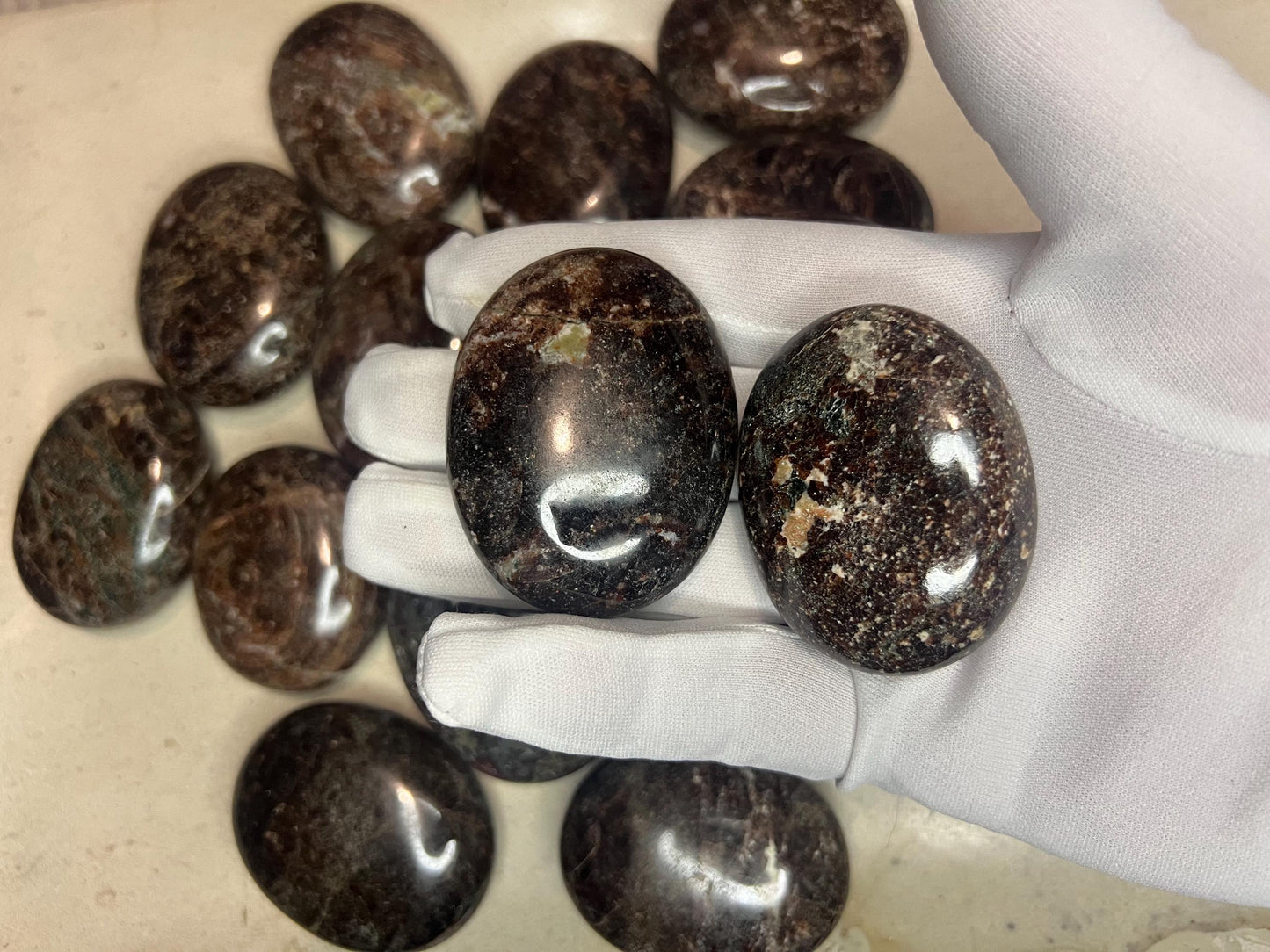 Indian Hessonite Natural Palm Stone Arts Home Decor Wholesale Minerals School Project Christmas Xmas Home Decor Anxiety Distraction Worry