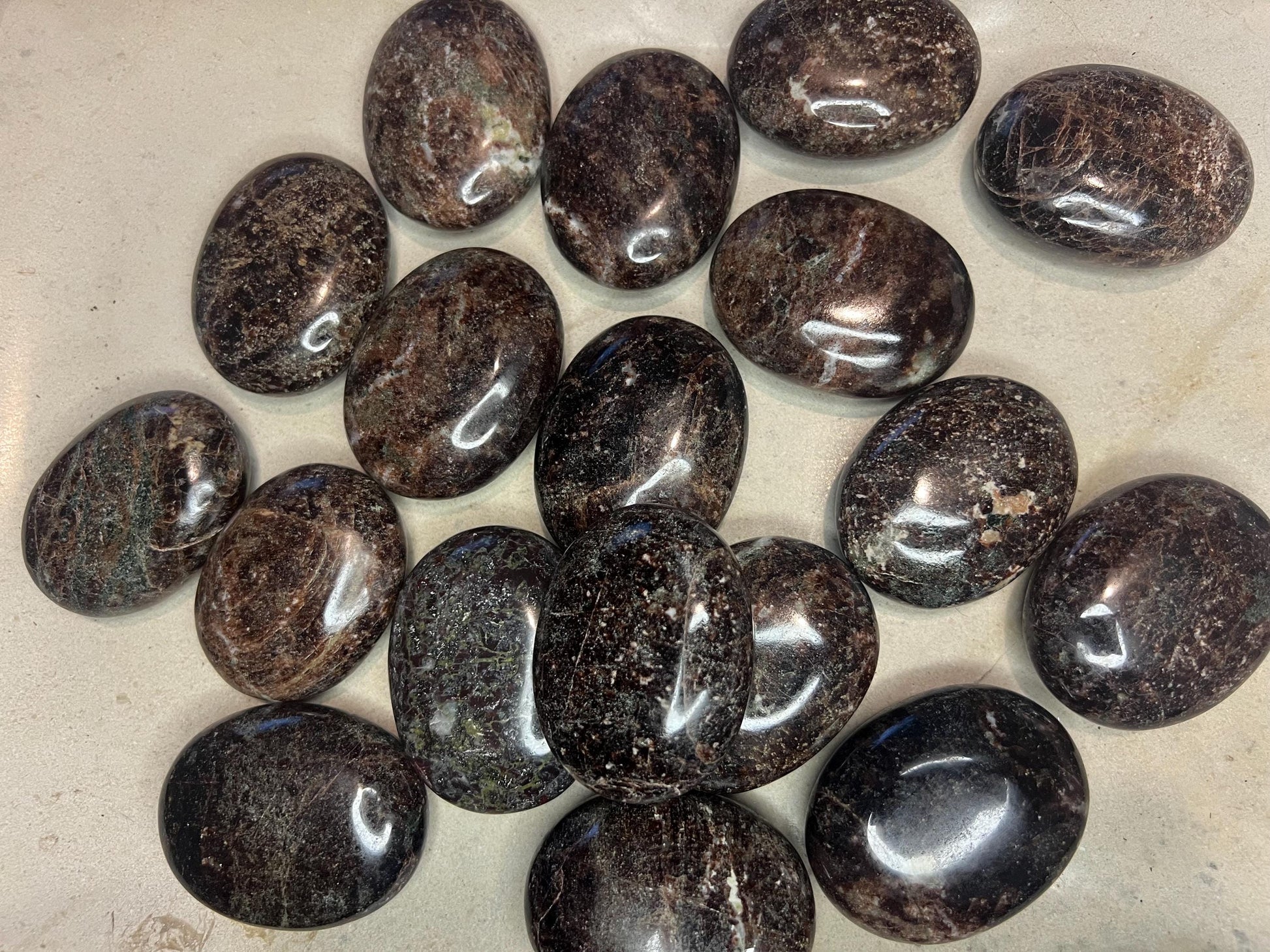 Indian Hessonite Natural Palm Stone Arts Home Decor Wholesale Minerals School Project Christmas Xmas Home Decor Anxiety Distraction Worry