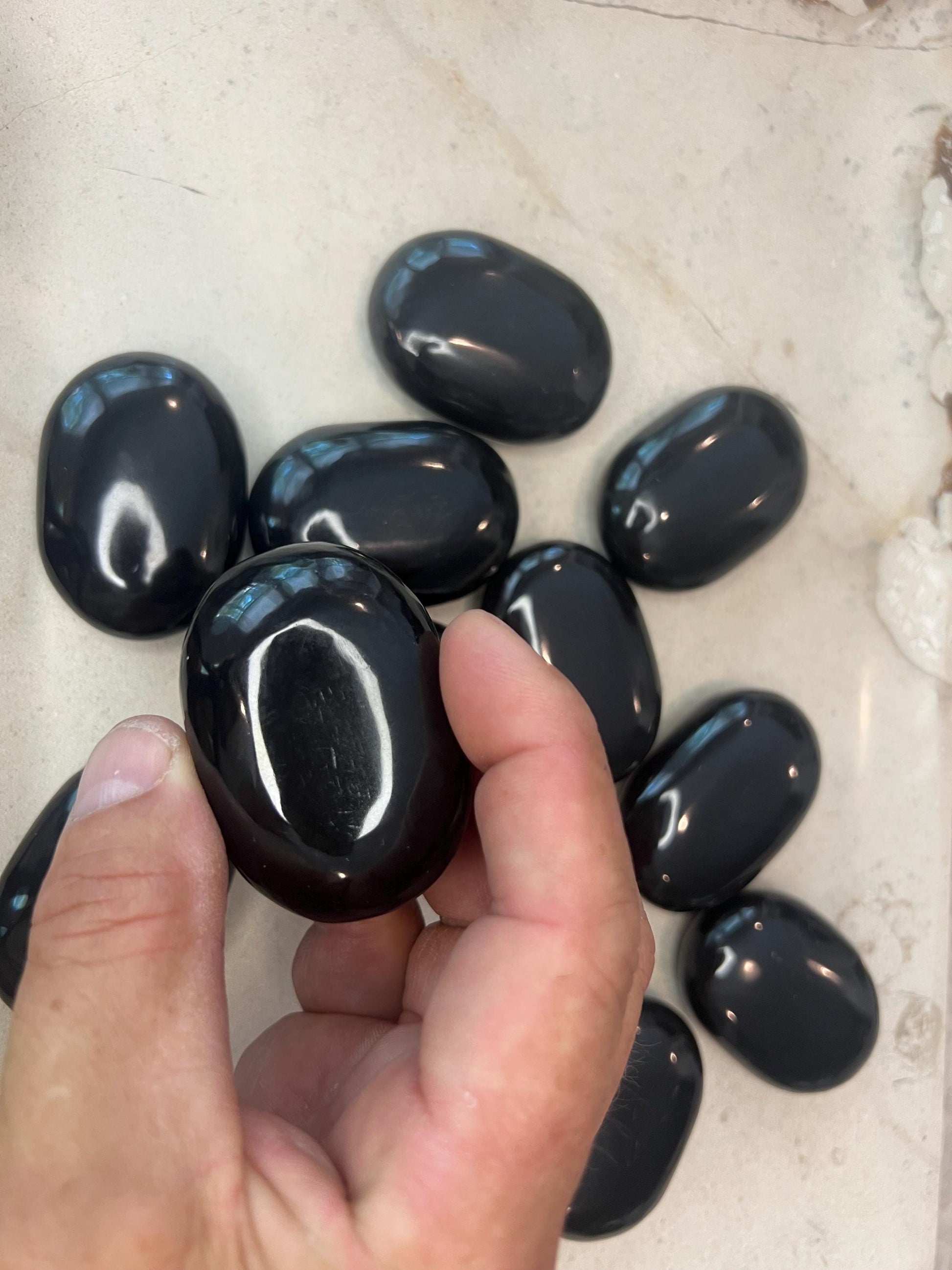Indian Black Agate Natural Palm Stone Smooth Polished Carved Crystal for Christmas Decor Gift Home Decor Worry Anxiety Birthday Xmas Gift