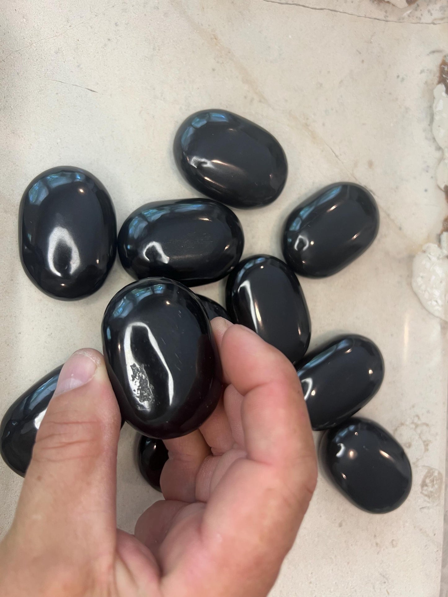 Indian Black Agate Natural Palm Stone Smooth Polished Carved Crystal for Christmas Decor Gift Home Decor Worry Anxiety Birthday Xmas Gift