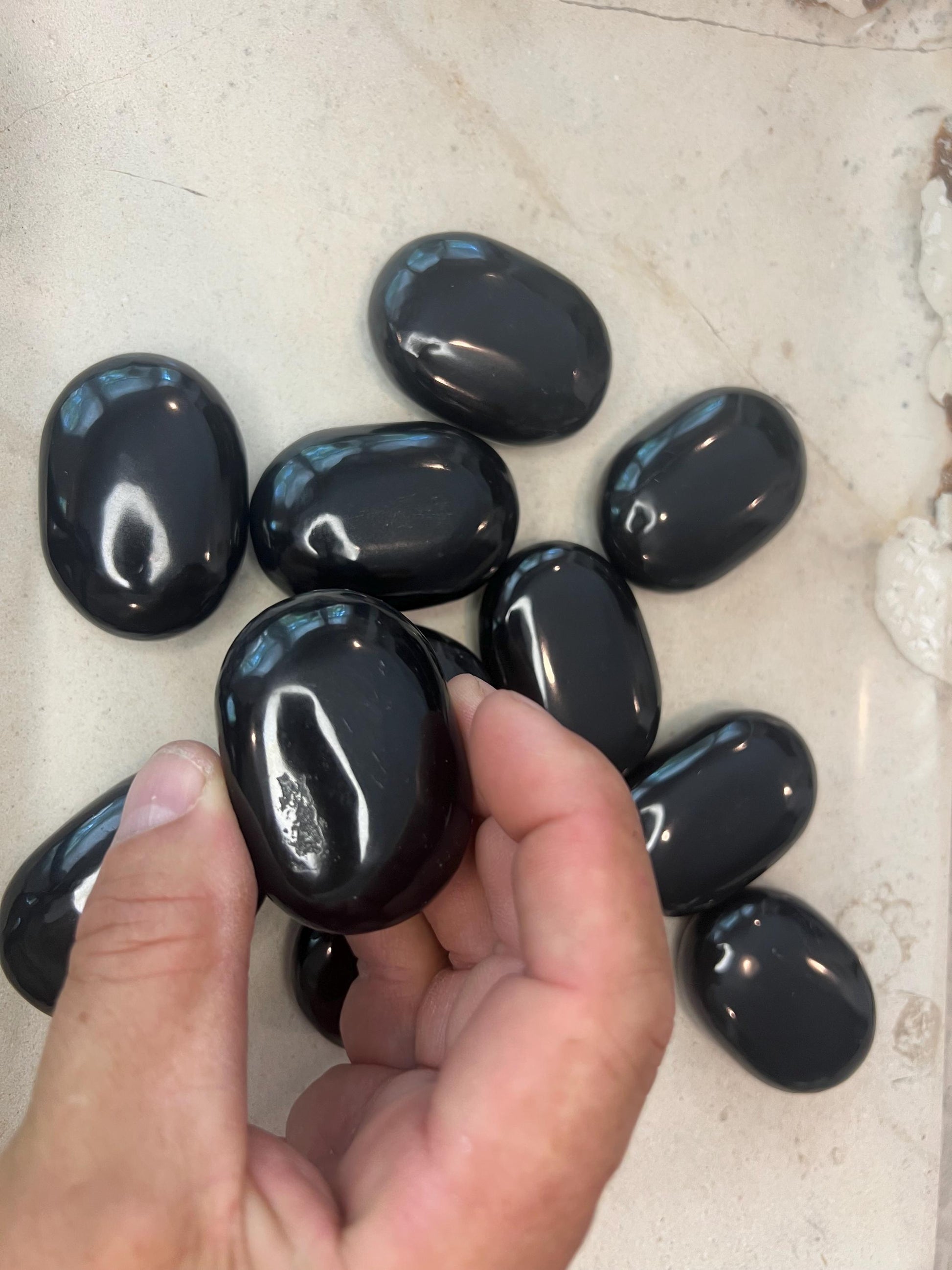 Indian Black Agate Natural Palm Stone Smooth Polished Carved Crystal for Christmas Decor Gift Home Decor Worry Anxiety Birthday Xmas Gift