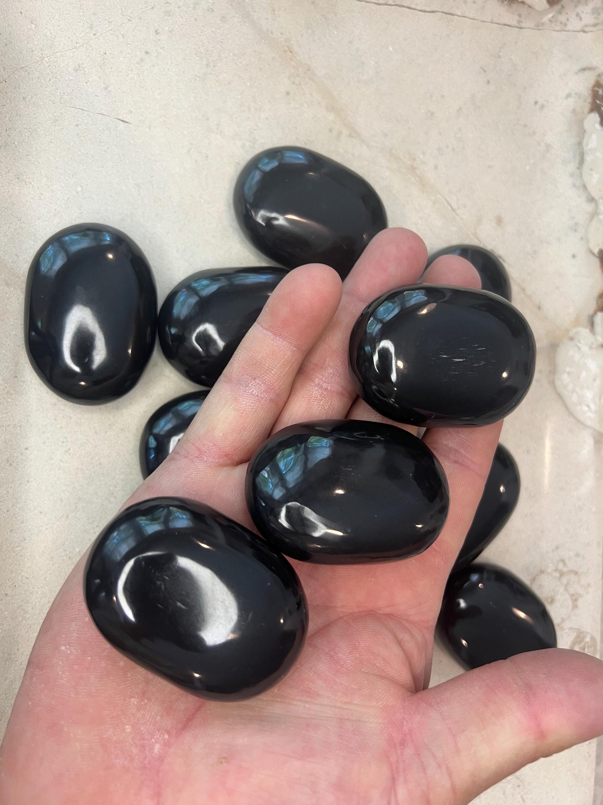 Indian Black Agate Natural Palm Stone Smooth Polished Carved Crystal for Christmas Decor Gift Home Decor Worry Anxiety Birthday Xmas Gift