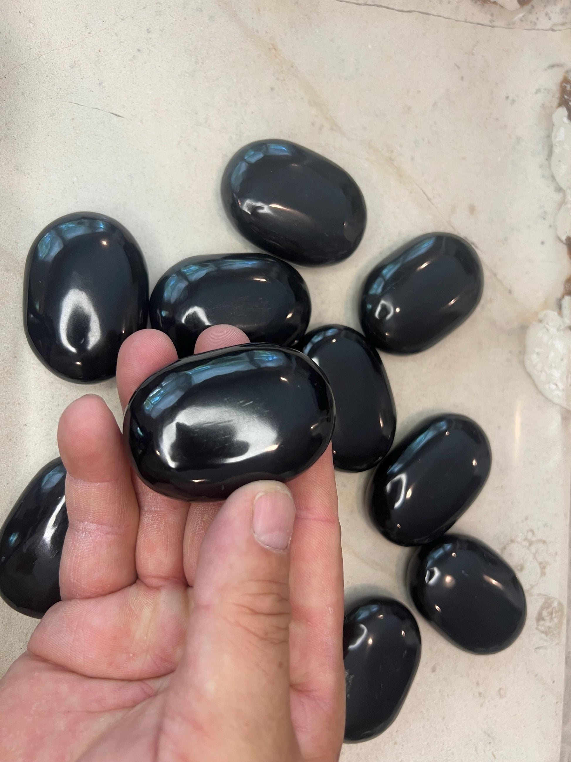 Indian Black Agate Natural Palm Stone Smooth Polished Carved Crystal for Christmas Decor Gift Home Decor Worry Anxiety Birthday Xmas Gift