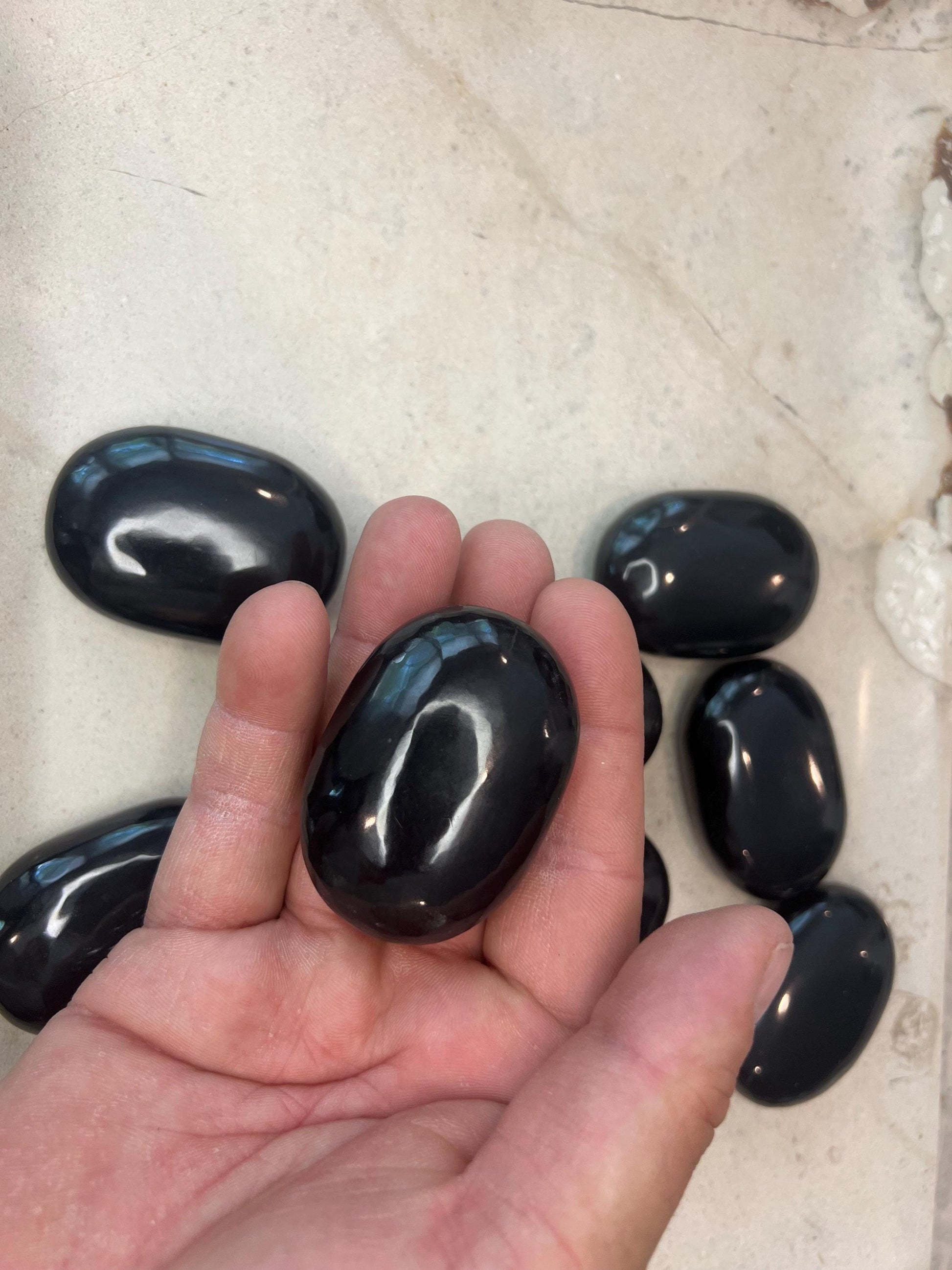 Indian Black Agate Natural Palm Stone Smooth Polished Carved Crystal for Christmas Decor Gift Home Decor Worry Anxiety Birthday Xmas Gift