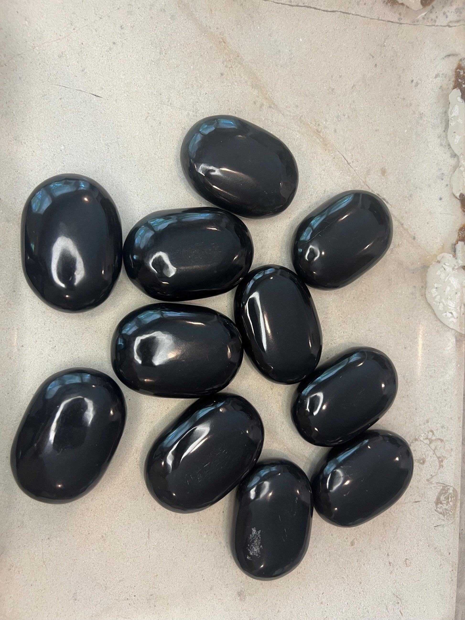 Indian Black Agate Natural Palm Stone Smooth Polished Carved Crystal for Christmas Decor Gift Home Decor Worry Anxiety Birthday Xmas Gift