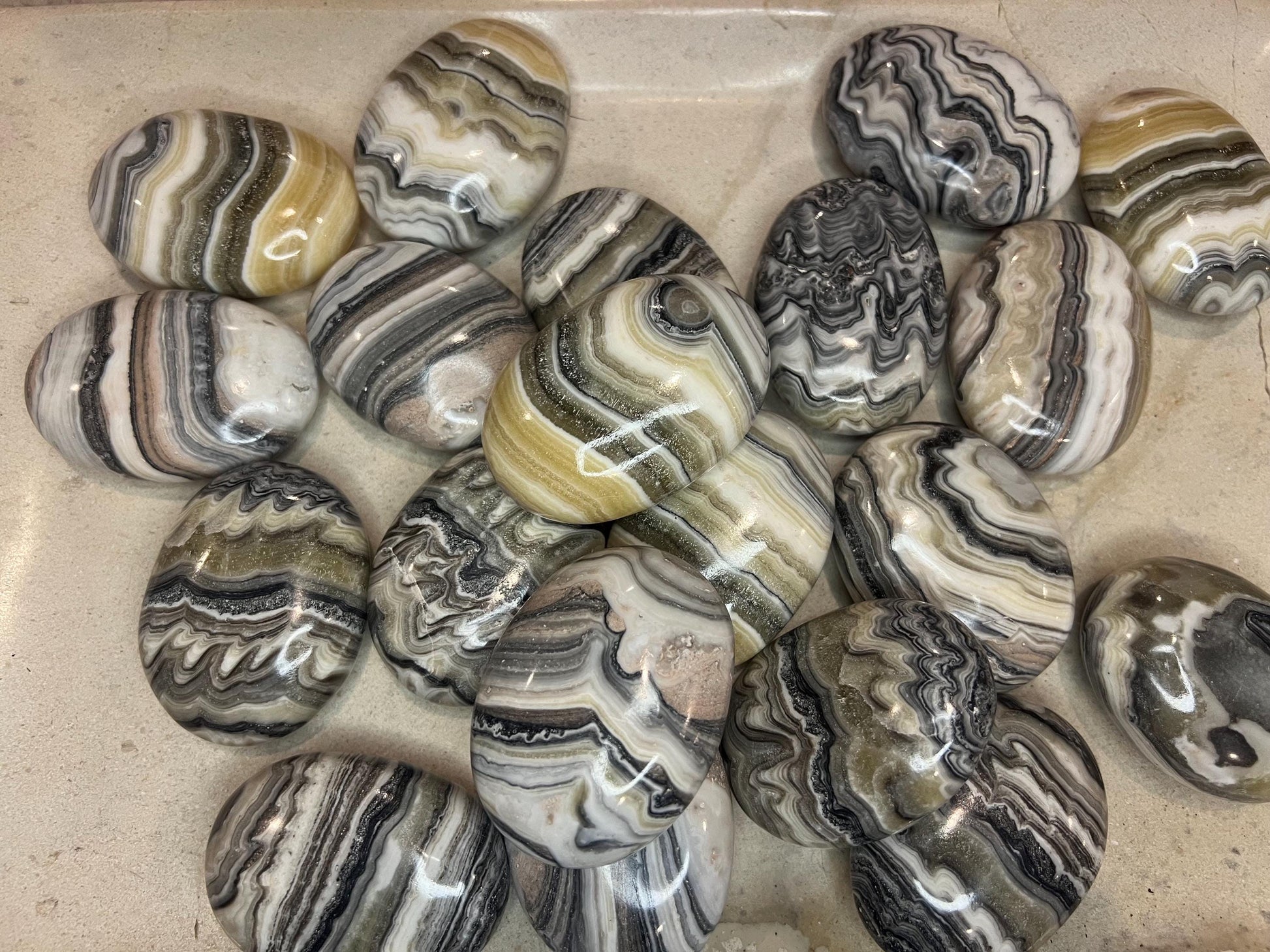 Indian Zebra Calcite Palm Stone Smooth Polished Carved Crystal for Distraction Christmas Xmas Gift Birthday Meditation Collection Anxiety
