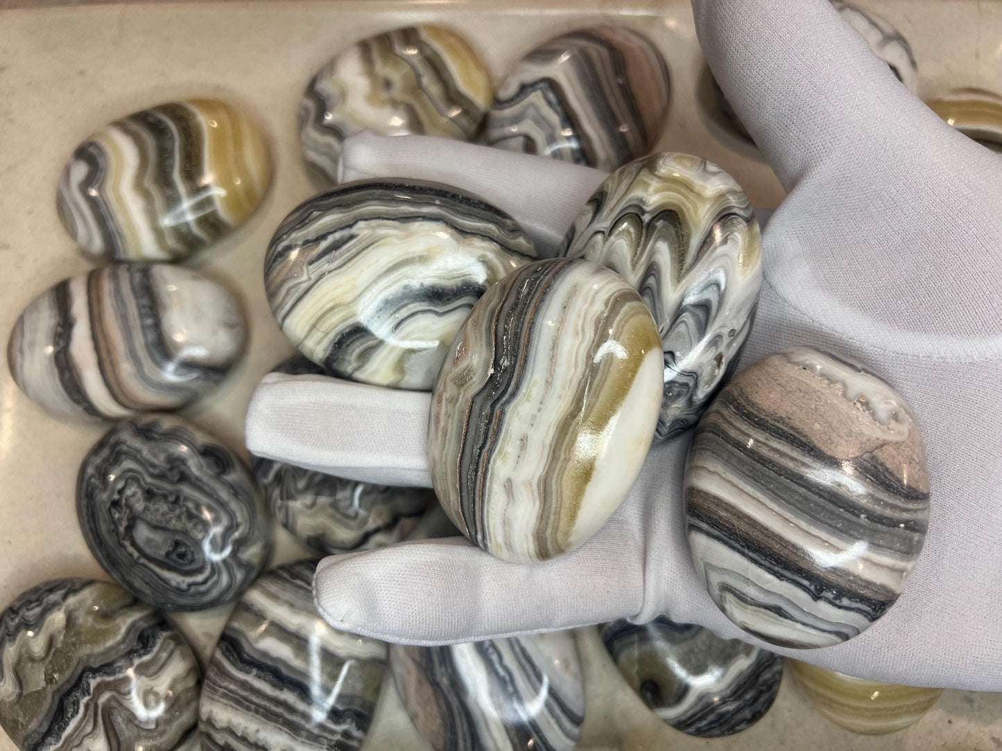 Indian Zebra Calcite Palm Stone Smooth Polished Carved Crystal for Distraction Christmas Xmas Gift Birthday Meditation Collection Anxiety