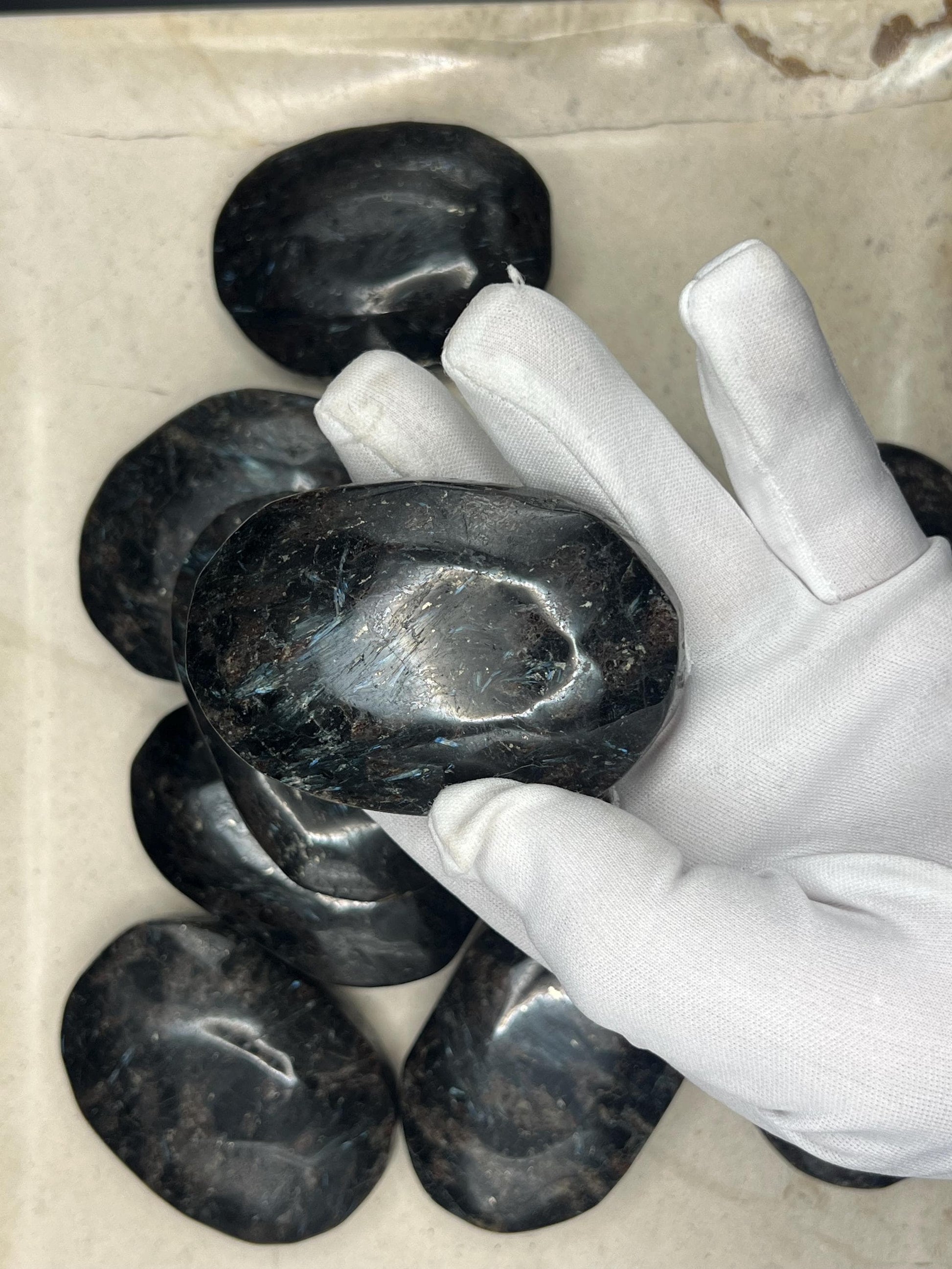 Huge New Zealand Soda-Hornblende Natural Palm Stone Smooth Polished Carved Crystal Distraction Home Decor Worry Stress Relief Anxiety Xmas
