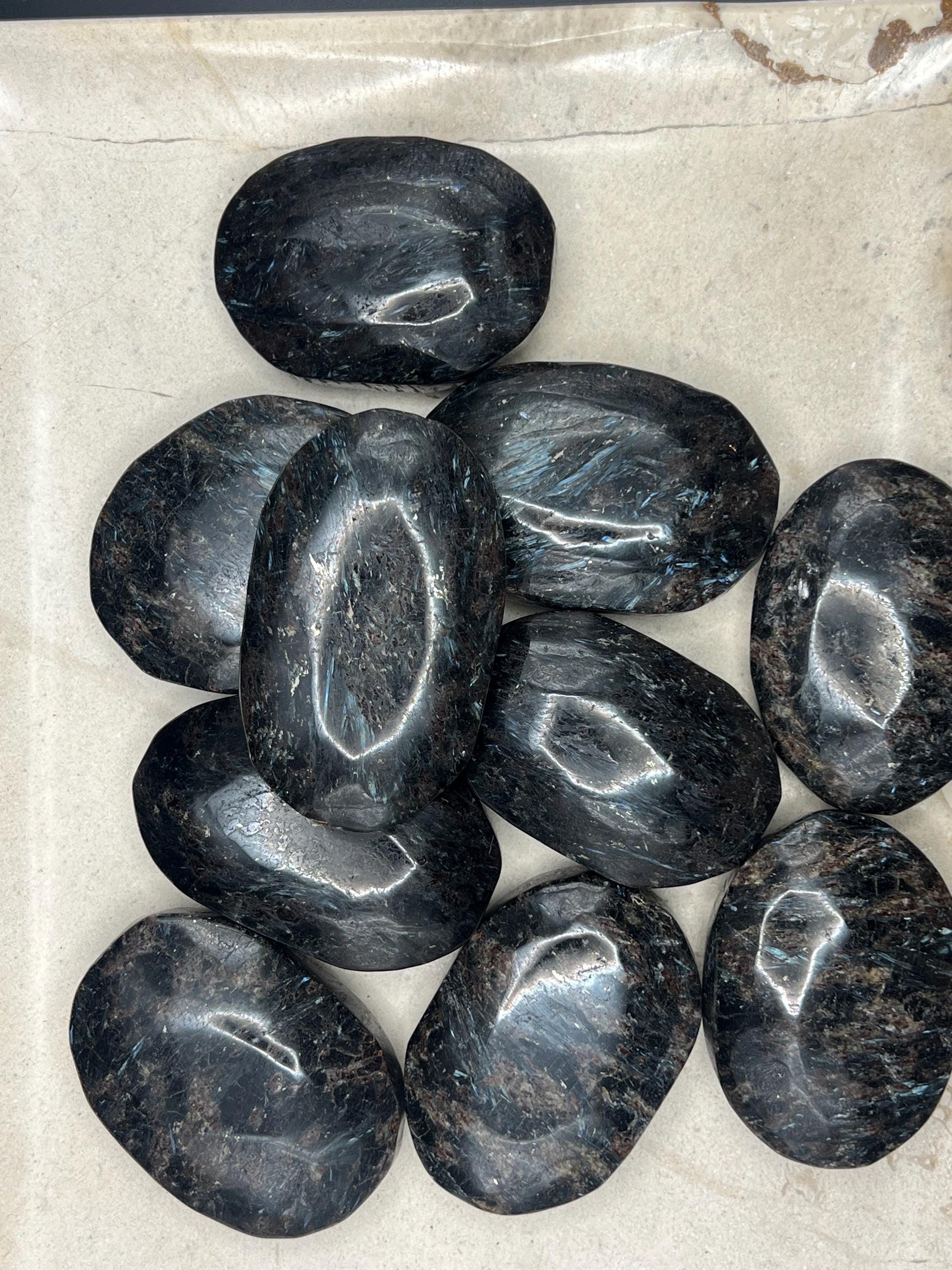 Huge New Zealand Soda-Hornblende Natural Palm Stone Smooth Polished Carved Crystal Distraction Home Decor Worry Stress Relief Anxiety Xmas