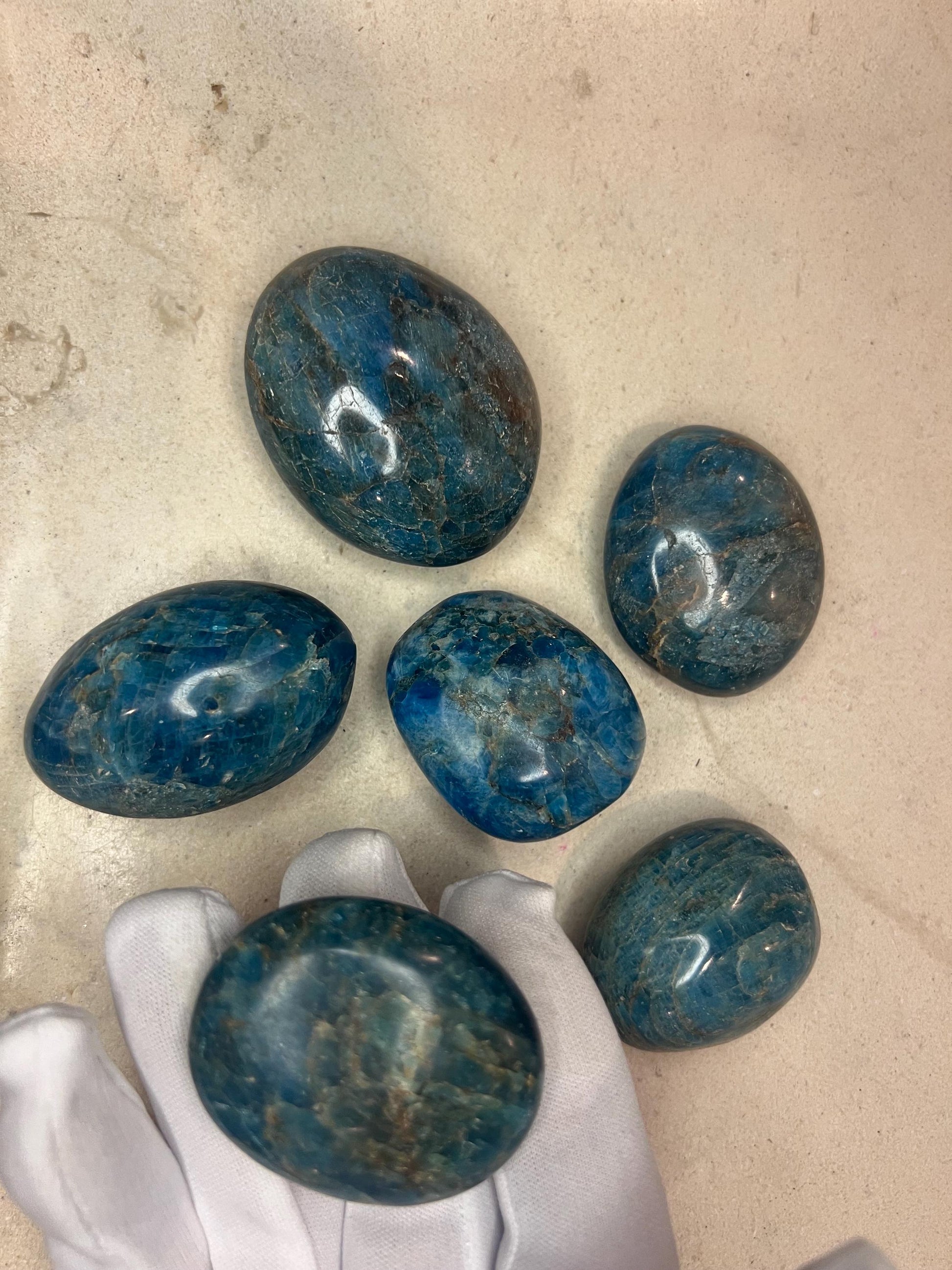 Indian Blue Apatite Natural Palm Stone Smooth Polished Carved Crystal for Distraction Worry Anxiety Home Decor Pocket Nerves Gift Christmas