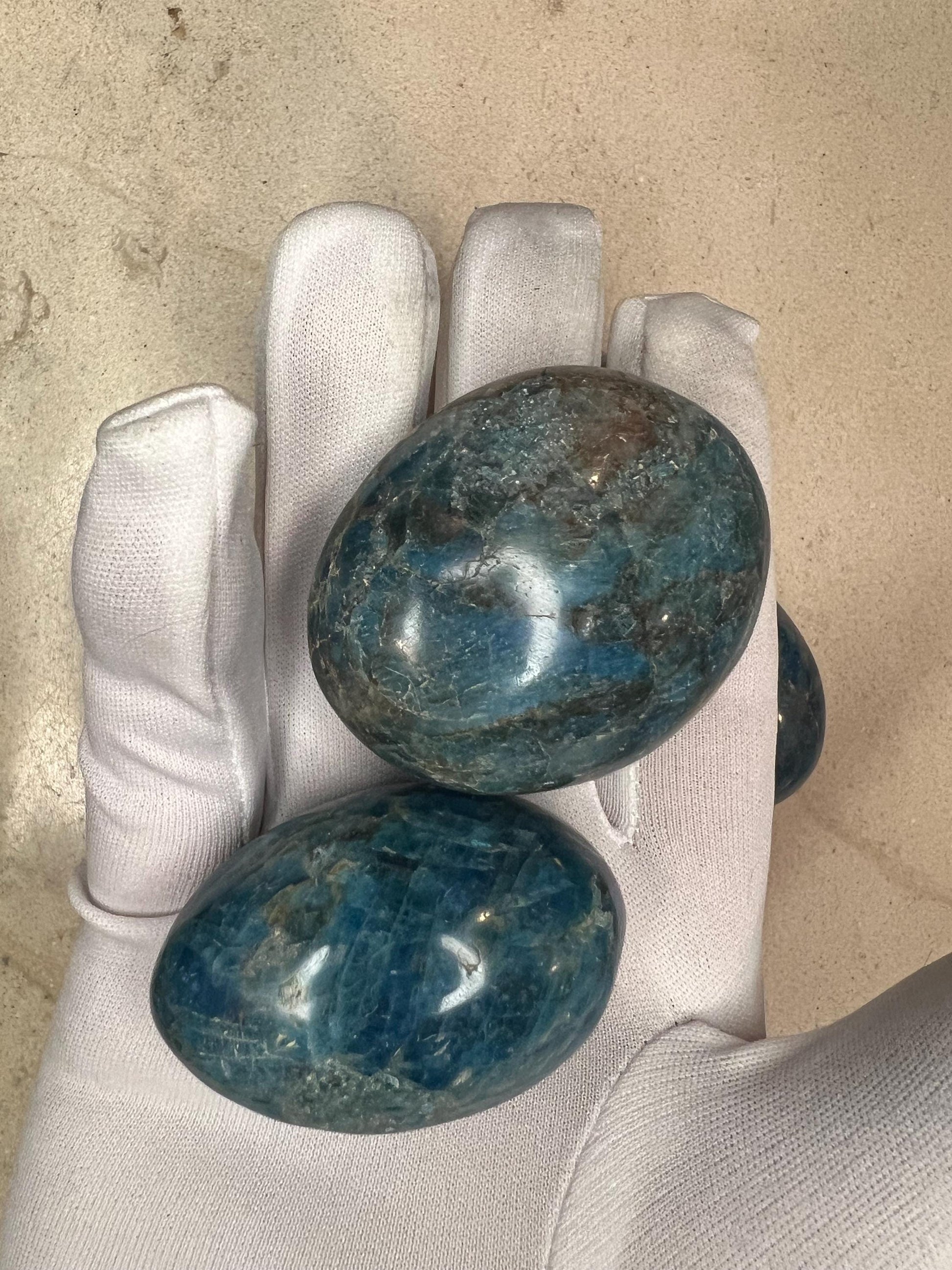Indian Blue Apatite Natural Palm Stone Smooth Polished Carved Crystal for Distraction Worry Anxiety Home Decor Pocket Nerves Gift Christmas
