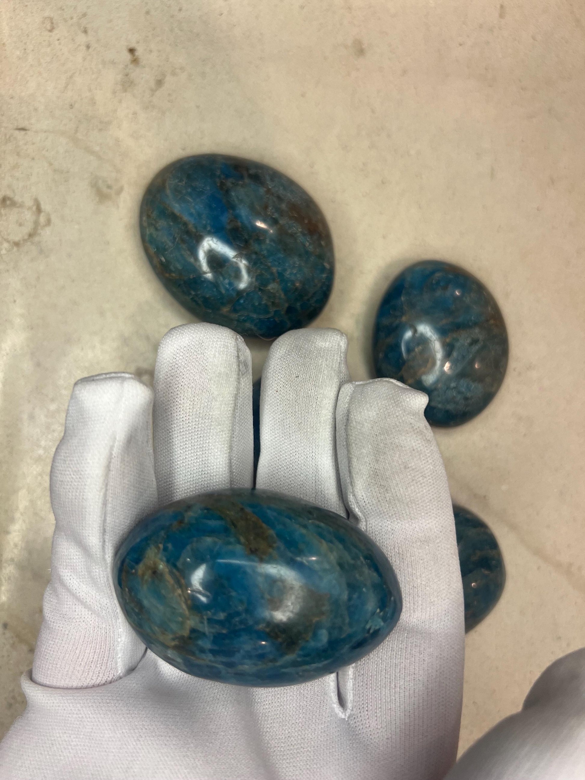 Indian Blue Apatite Natural Palm Stone Smooth Polished Carved Crystal for Distraction Worry Anxiety Home Decor Pocket Nerves Gift Christmas