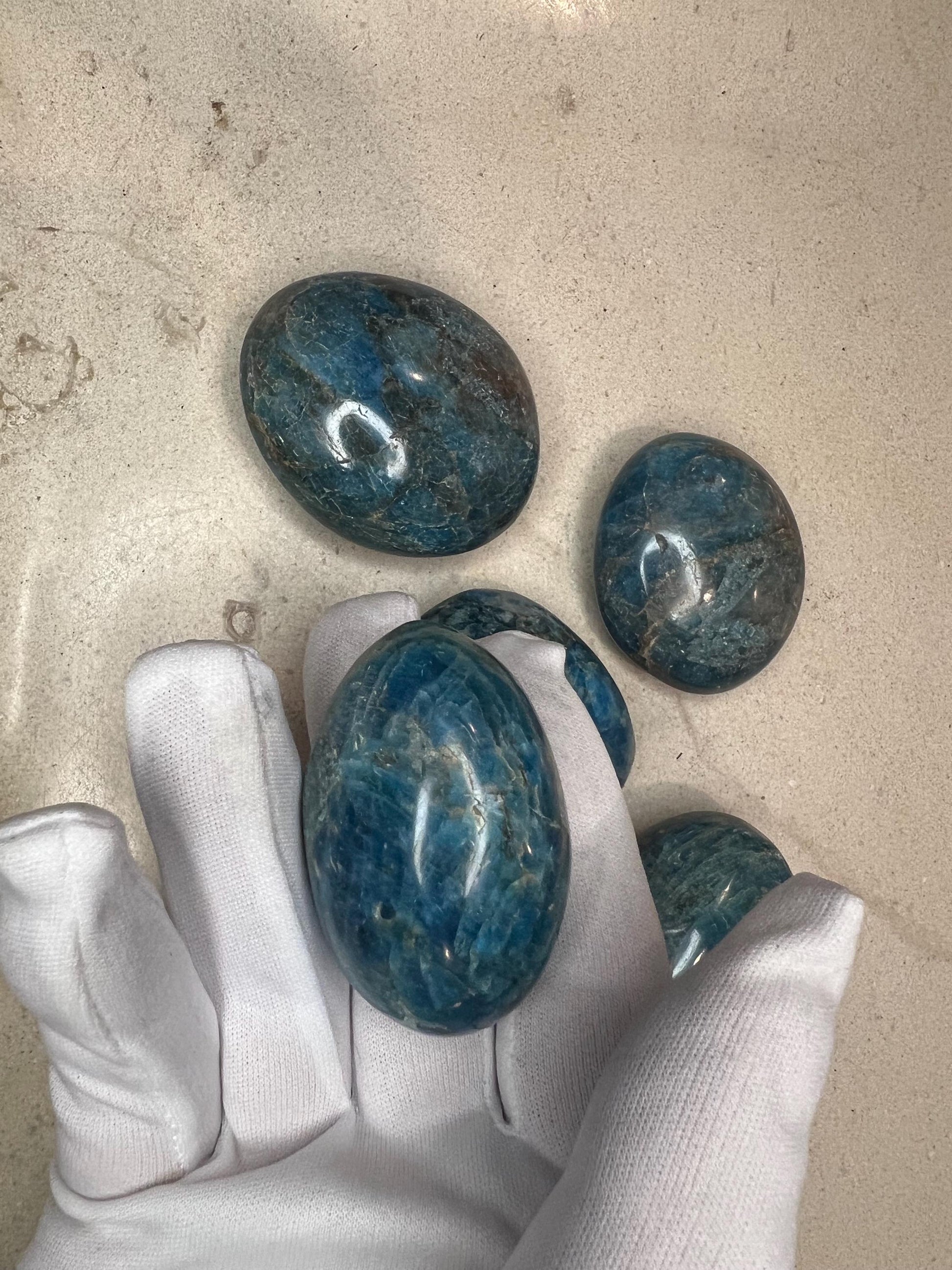 Indian Blue Apatite Natural Palm Stone Smooth Polished Carved Crystal for Distraction Worry Anxiety Home Decor Pocket Nerves Gift Christmas