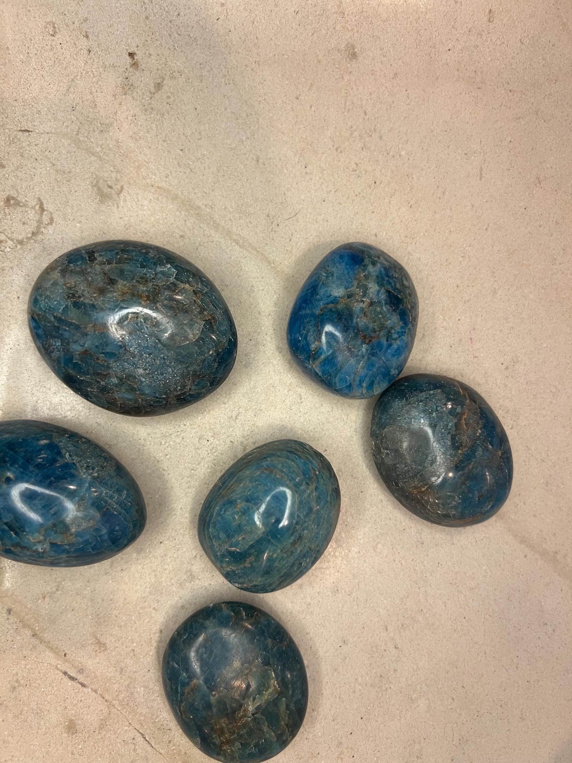 Indian Blue Apatite Natural Palm Stone Smooth Polished Carved Crystal for Distraction Worry Anxiety Home Decor Pocket Nerves Gift Christmas