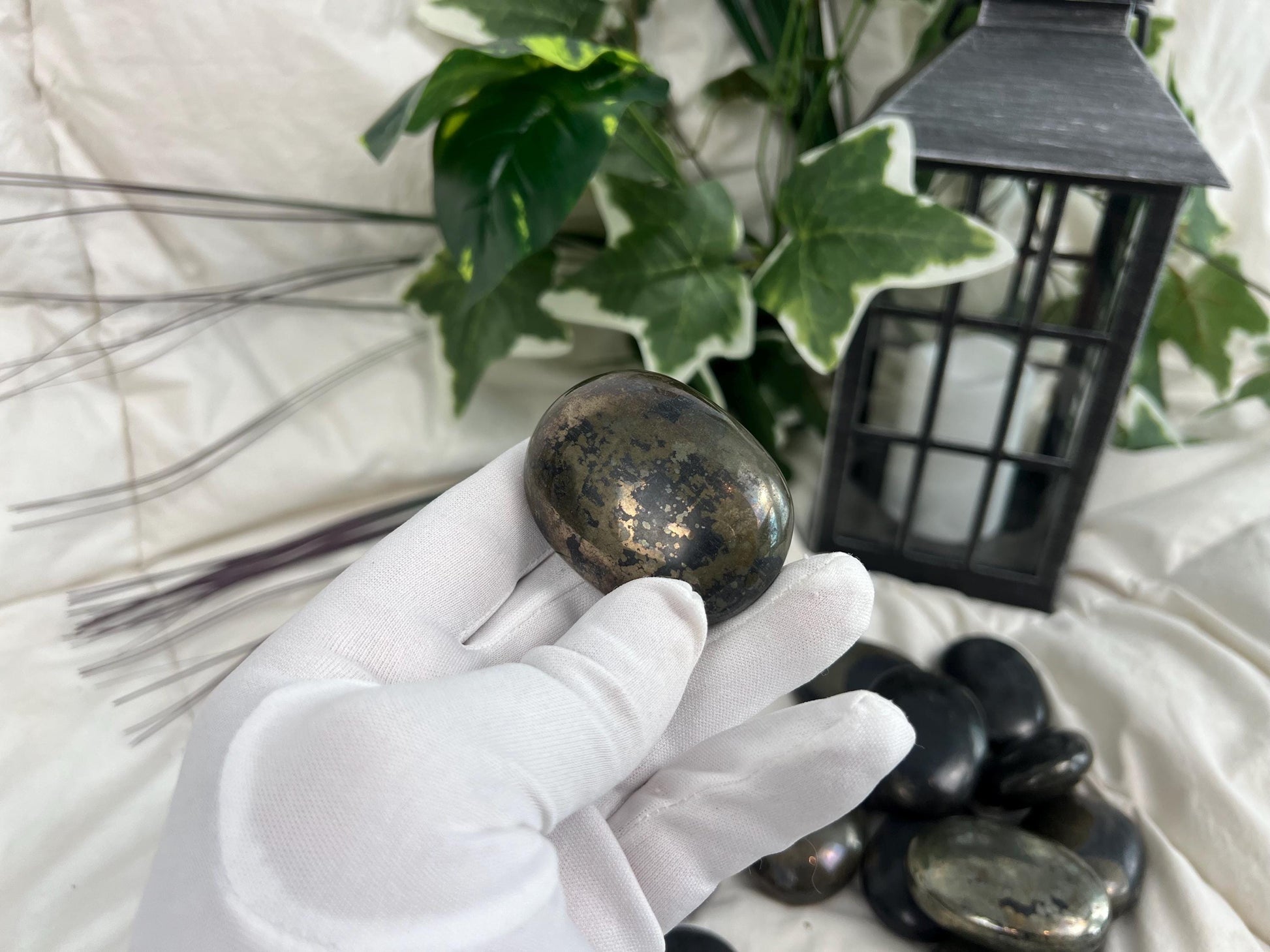 Chilean Chalcopyrite Dense Heavy Palm Stone Smooth Polished Carved Crystal for Christmas Decor Gift Home Decor Worry Anxiety Birthday Xmas