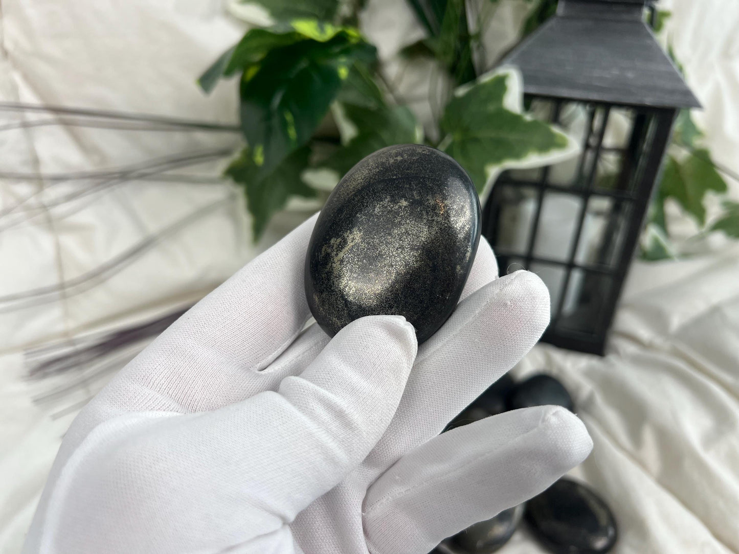 Chilean Chalcopyrite Dense Heavy Palm Stone Smooth Polished Carved Crystal for Christmas Decor Gift Home Decor Worry Anxiety Birthday Xmas
