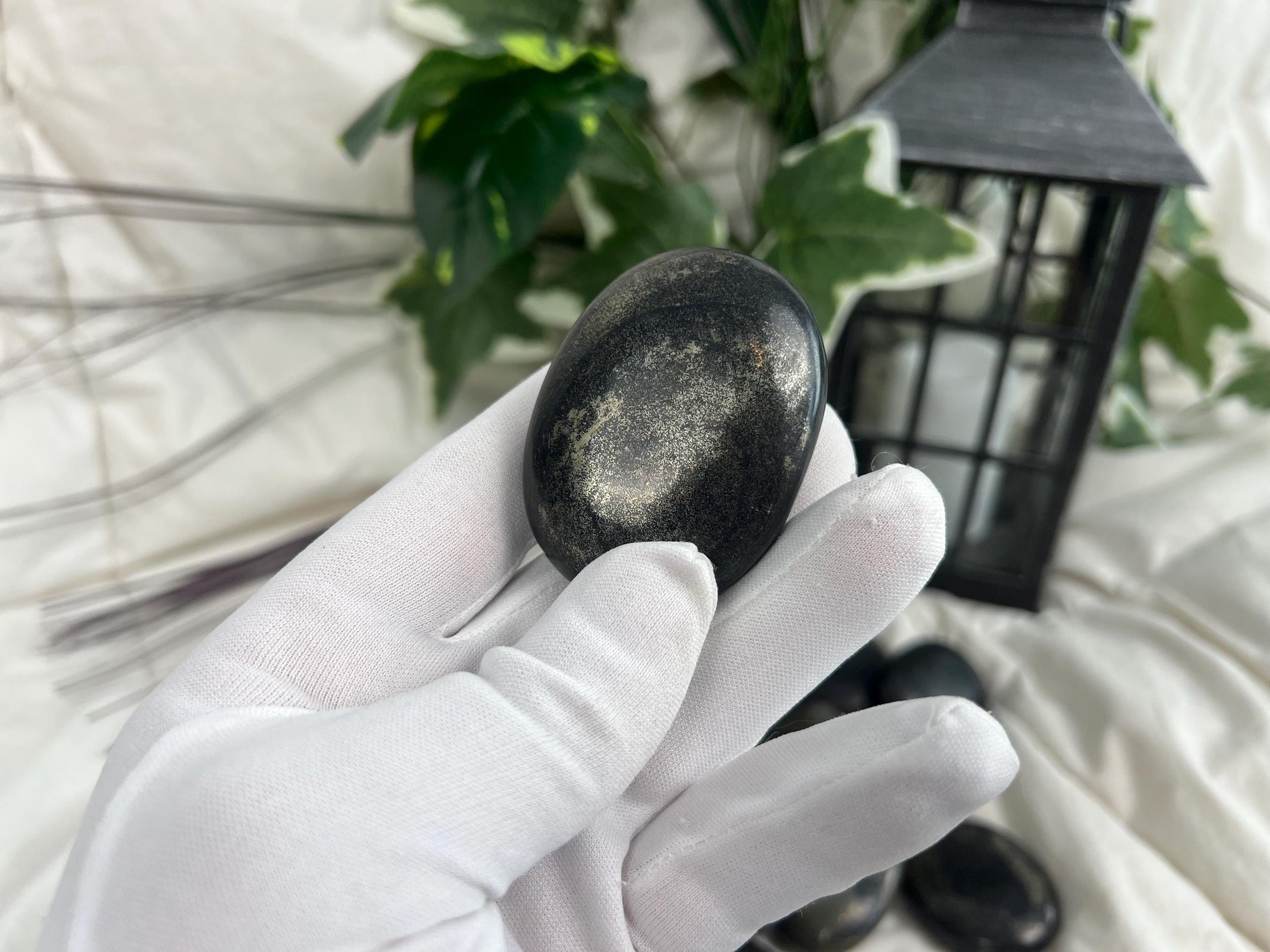 Chilean Chalcopyrite Dense Heavy Palm Stone Smooth Polished Carved Crystal for Christmas Decor Gift Home Decor Worry Anxiety Birthday Xmas